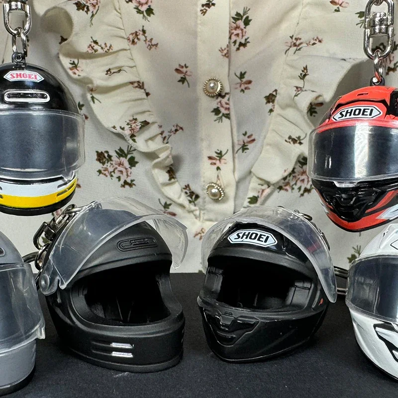 خوذة قلادة Gashapon ذكريات الطفولة هدايا العيد ألعاب مجسمة