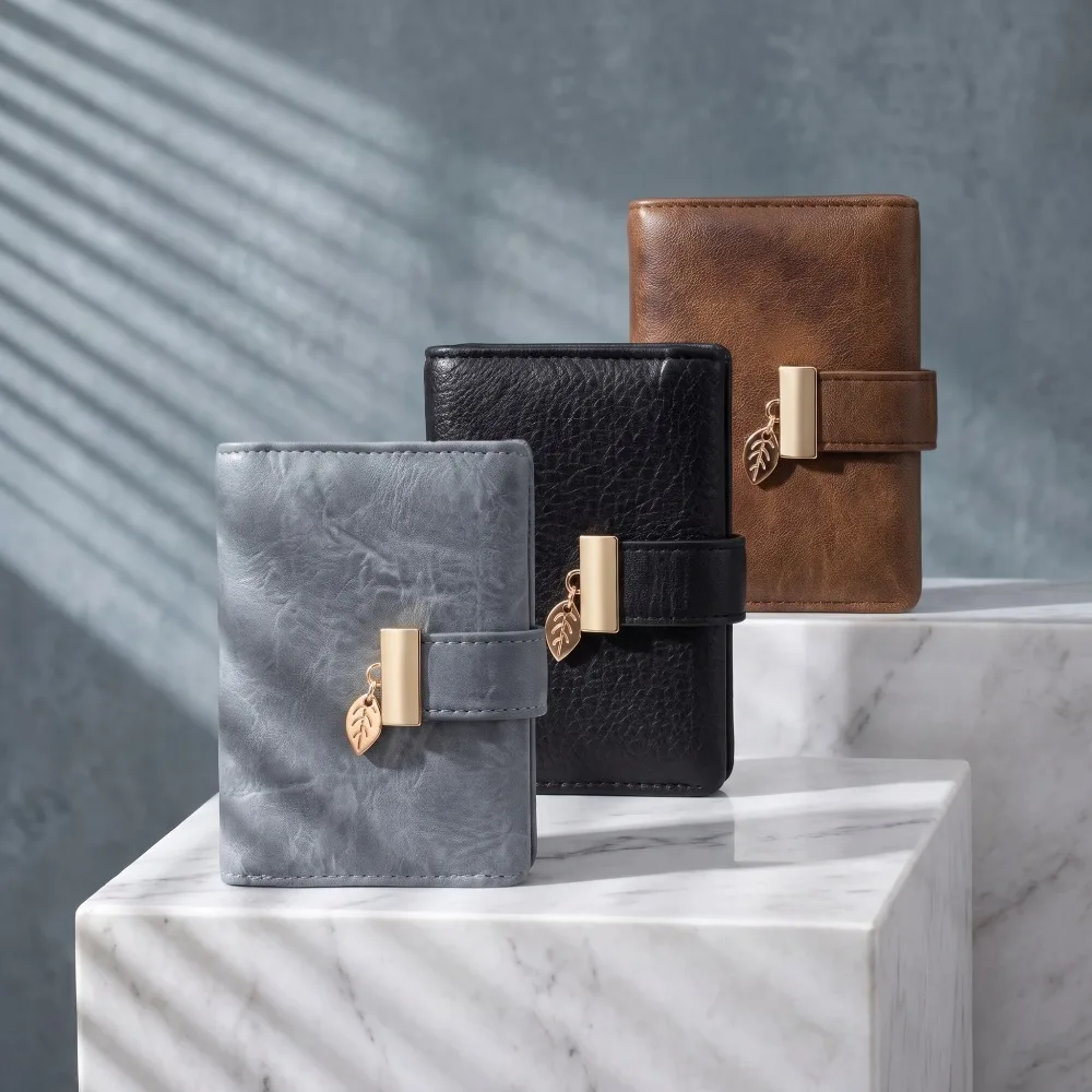 Pomelo Beste Damen-Kurzgeldbörse mit RFID-Schutz, Dreifach-Geldbörse aus PU-Leder, 7 Kartenfächer, Reißverschluss-Münzfach, Blattschnalle, Reise-Clutch – Detail 4