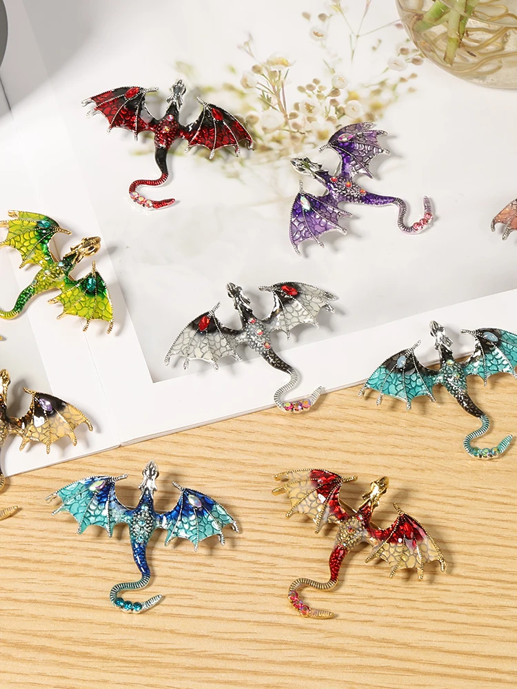 10 Stück modische Legierungs-Emaille-Brosche in fliegender Drache, Vintage-Stil, gespreizter Flügel-Drachen-Stil, Anhänger-Set für Halskette und Schmuck