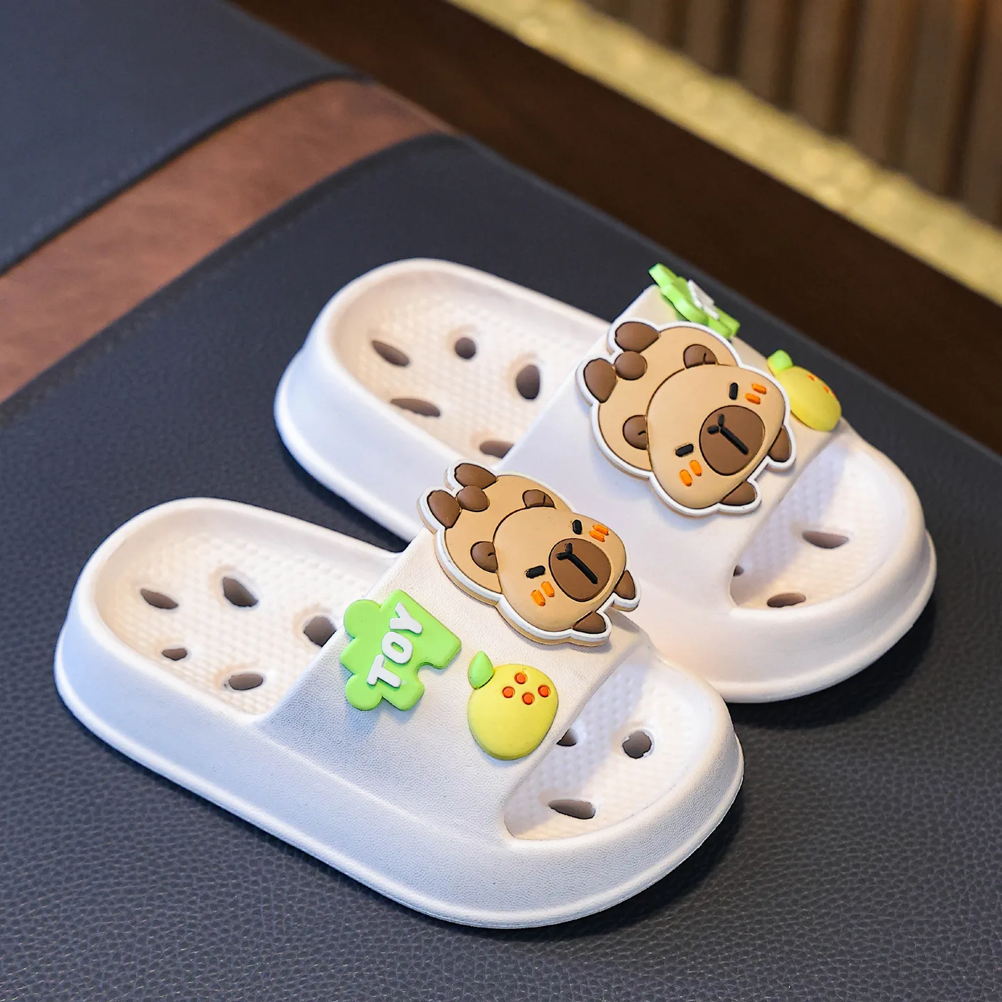 

Capybara Quick-Drying Breathable Children's Slippers For Girls And Boys Leaky Shower Shoes Cute Anti-Slip Bathroom Shoes