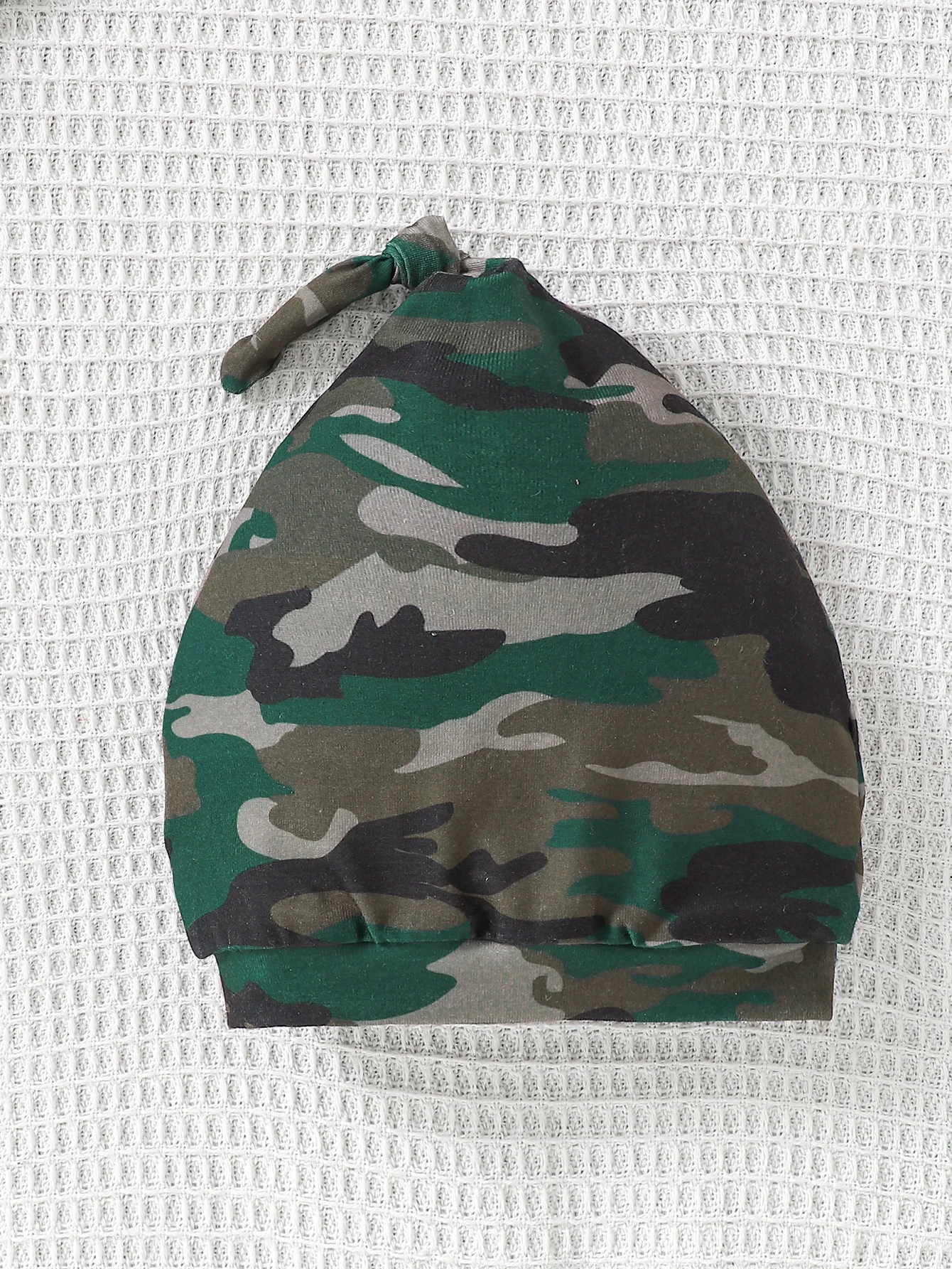 طقم مكون من 3 قطع: بدلة كاجوال مثلثة مطبوعة بأحرف + بنطال طويل مموه + قبعة للربيع والخريف