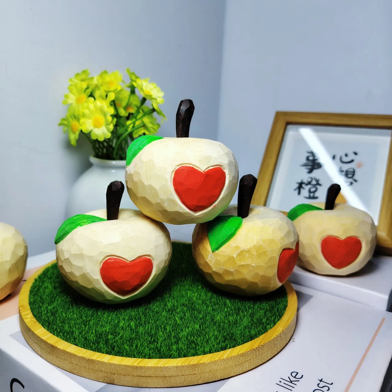 Wood Carved Apple Ornament Natural Creative Fruit Decor Heart Apple Christmas Eve Holiday Gift Home Table Decoration