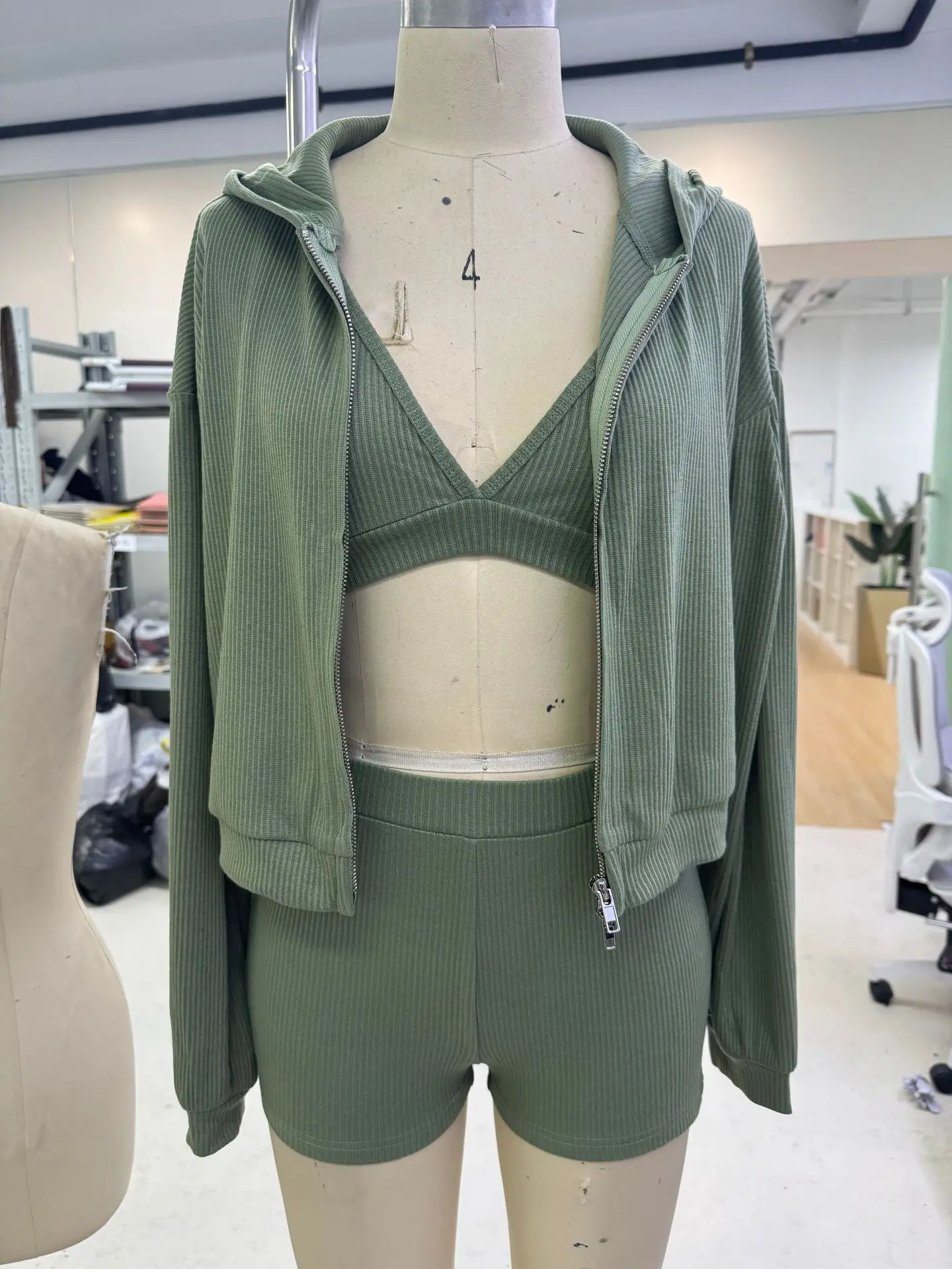 스포티하고 간결한 3피스 여성 세트, 베이직 브라 + 밴딩 반바지 + 후드 집업 코트, 새로운 가을 패션 의상