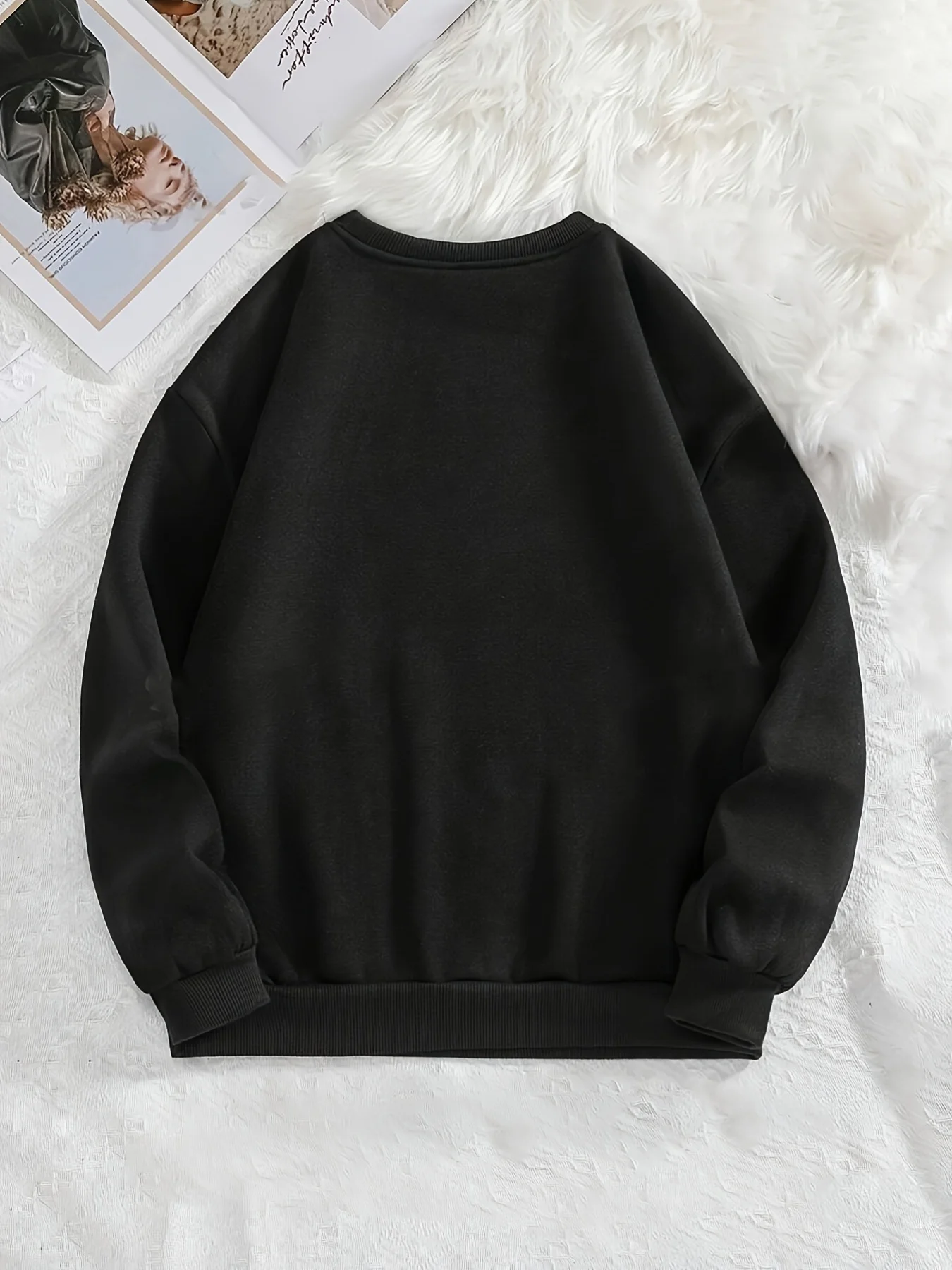 Un sweat à capuche saisonnier mondial avec une base noire imprimée avec les mots "To Teach is to Love" en fibre de polyester lavable en machine