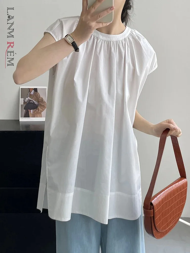 

[LANMREM] Pleated Sleeveless Pullover Shirts For Women Round Neck Korean Style Minimalism Blouses 2024 Summer New 26D8810