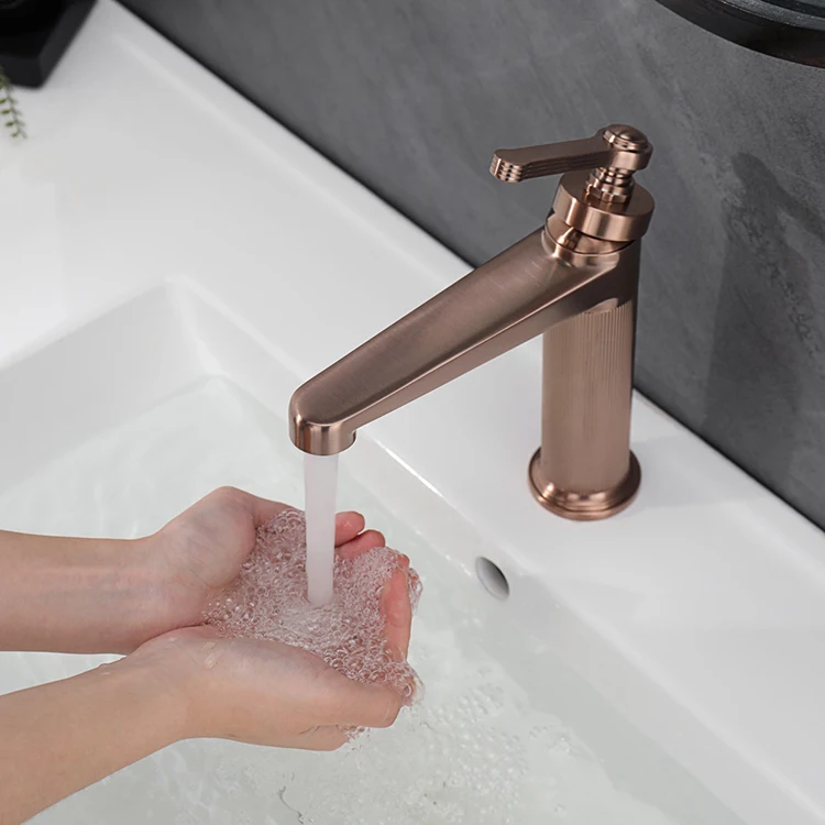 صنابير حوض الحمام ذات المقبض الواحد المثبتة على سطح السفينة من الشركة المصنعة باللون الذهبي الوردي الفاخر