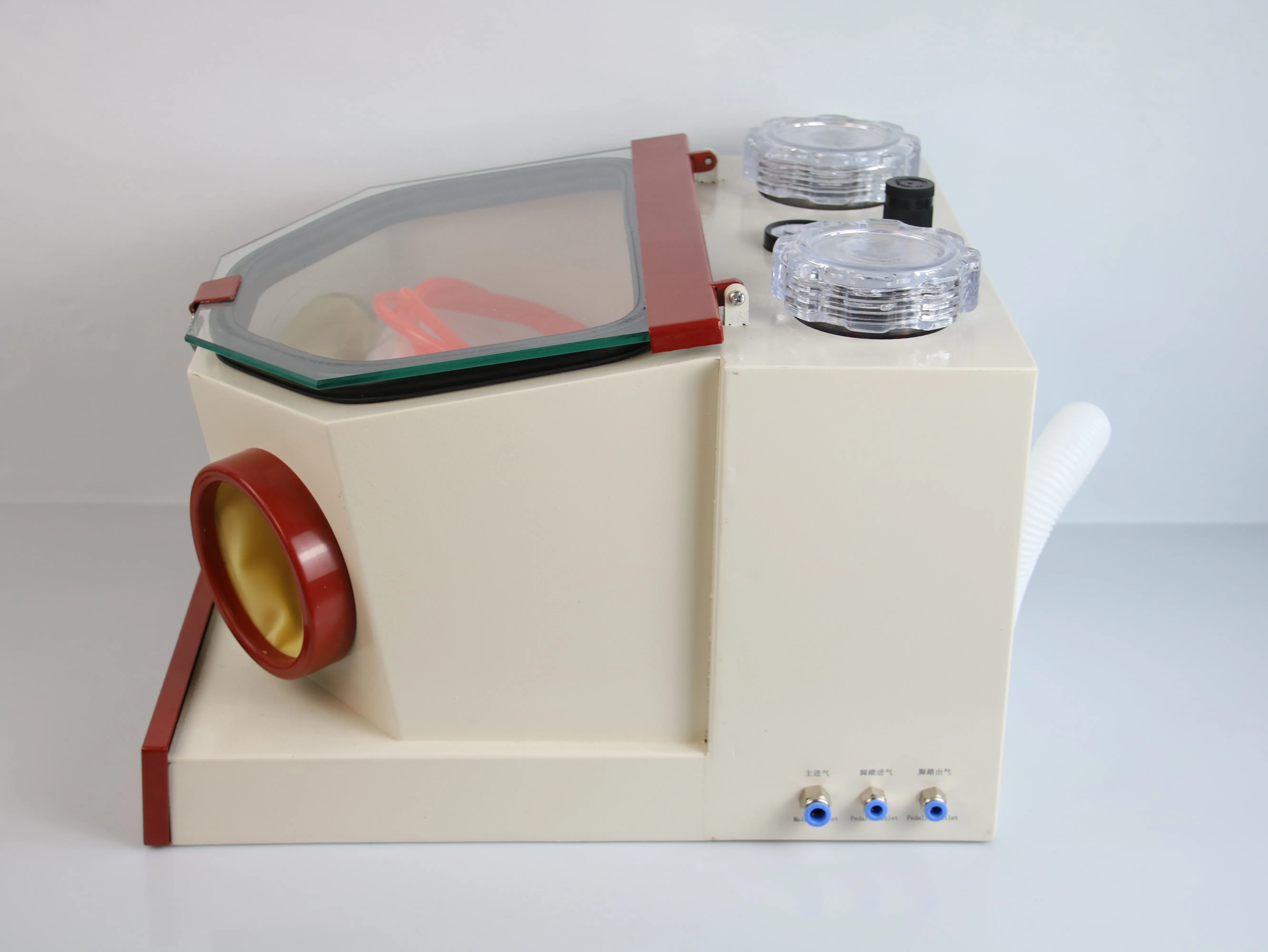 

Пескоструйный аппарат для зуботехнических лабораторий с двумя соплами, двумя баками, LED-подсветкой, большим смотровым окном и ножным педальным управлением