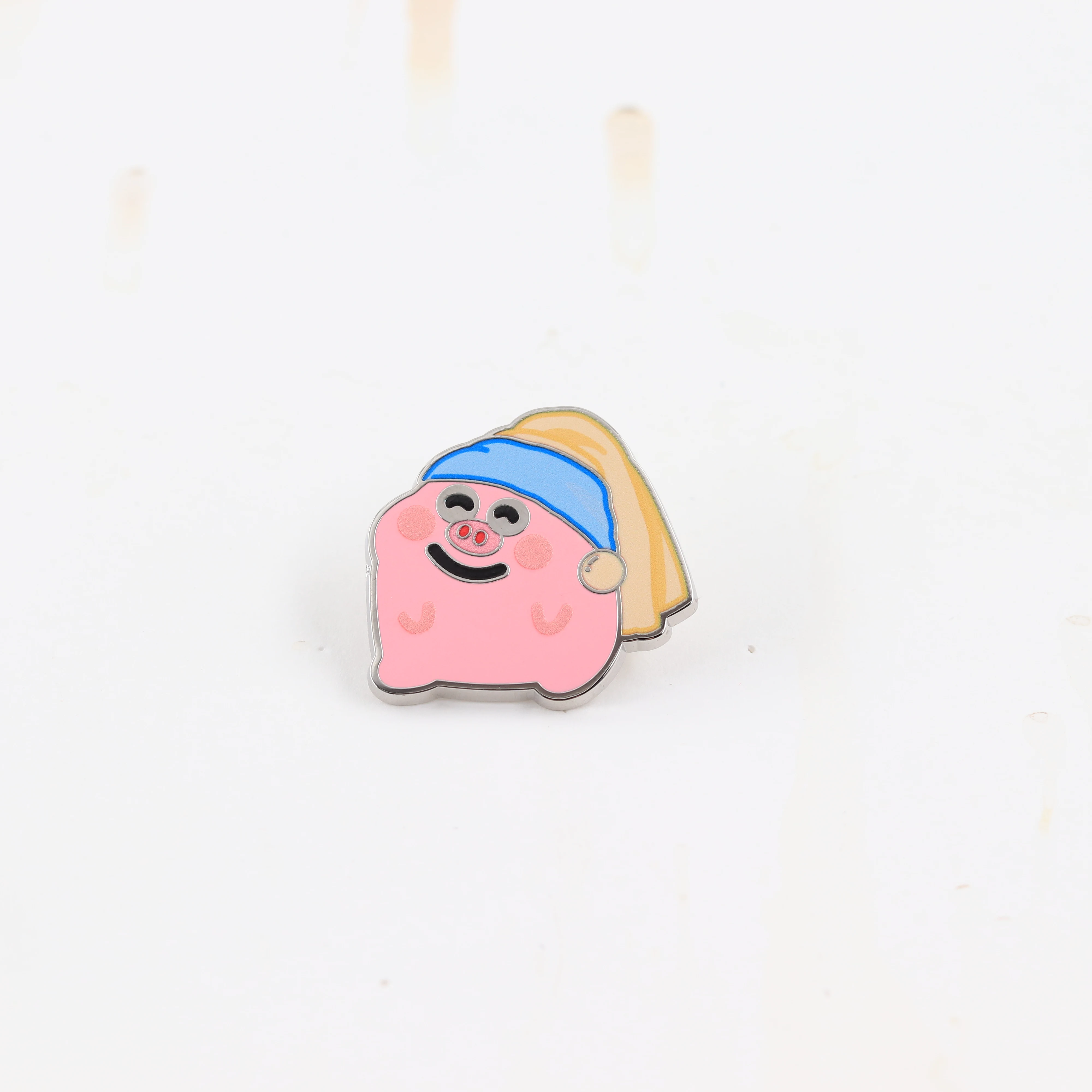 Lustige berühmte Kunstparodie-Emaille-Pins, kreative Schweinchen-Broschen mit Perlenohrring, niedliche rosa Schweinchen-Abzeichen, Rucksack-Anstecknadel, Schmuck – Detail 10
