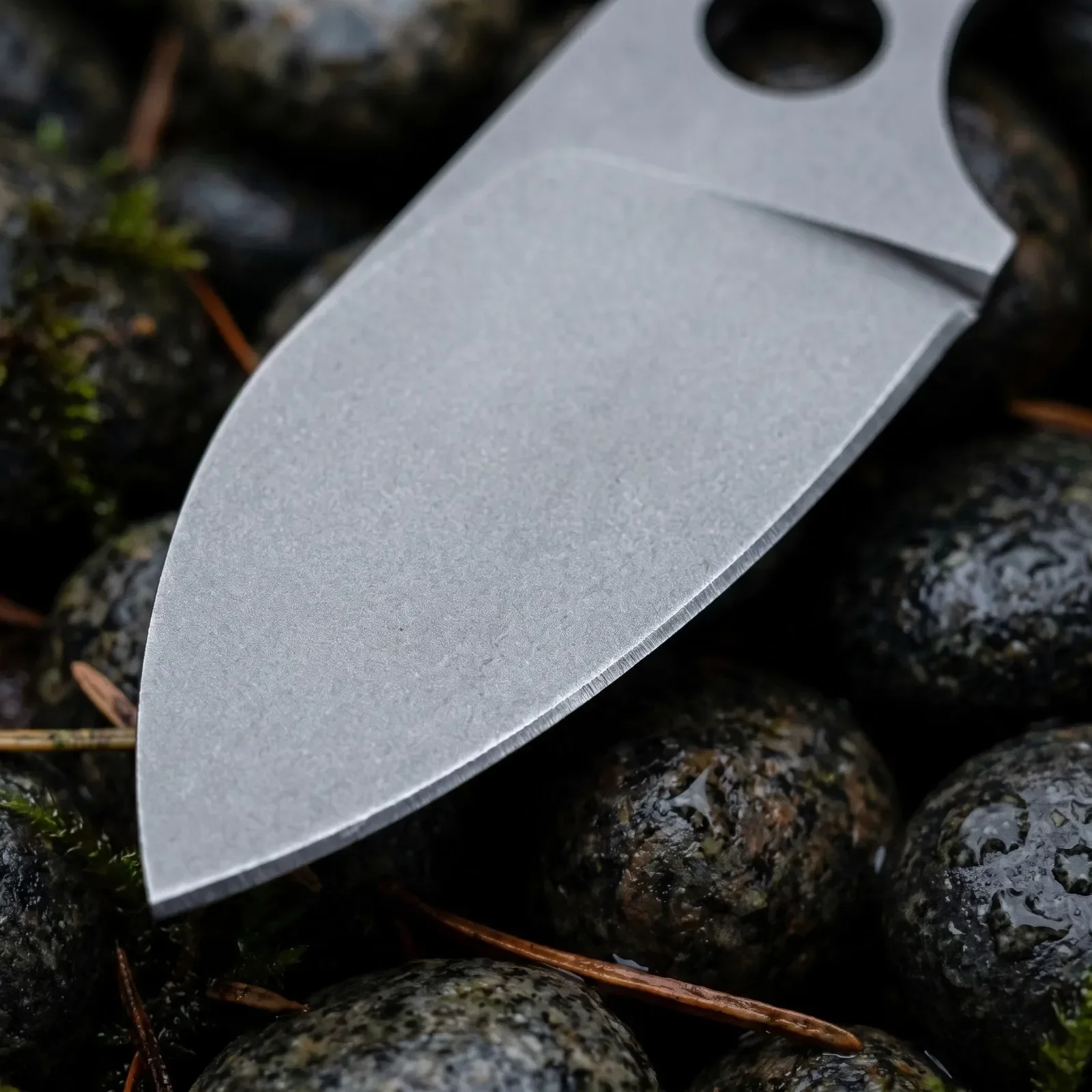 Cuchillo EDC de hoja fija GMF1, herramienta de corte portátil con funda naranja, ideal para actividades al aire libre, caza, acampada y uso diario.