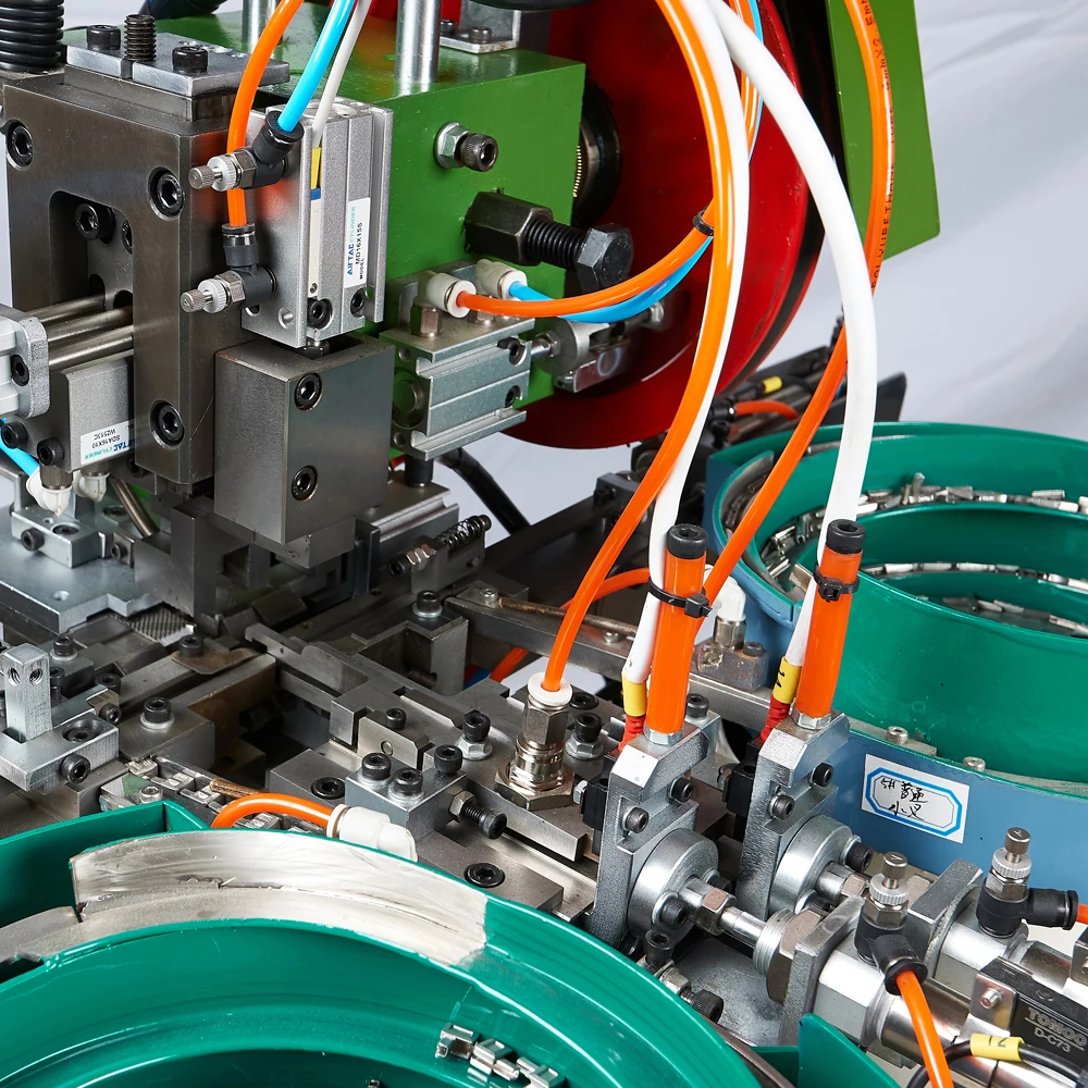 Macchina per la produzione di cerniere MACCHINA per la produzione di cerniere Macchina automatica per la fissaggio di pin e scatole Garanzia di 1 anno per un fissaggio efficiente