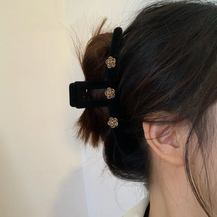 Stylish Large Size Black Hairpin with Flower Decoration Grip for Female Headwear