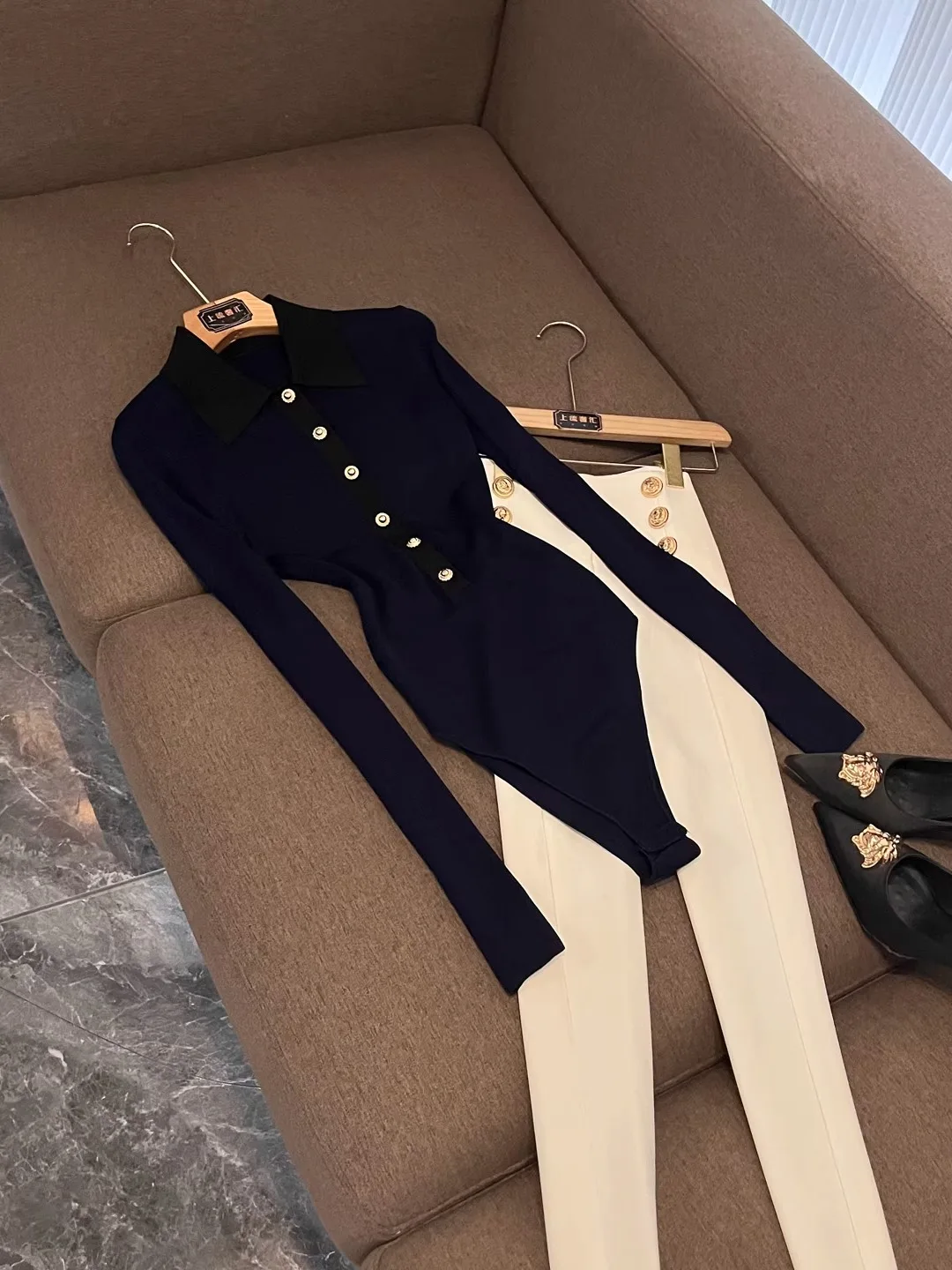 

Невобычный цветной вязаный топ в стиле ретро с воротником на одной пуговице, зима 2025, Новое поступление, простой элегантный топ для поездок на работу...