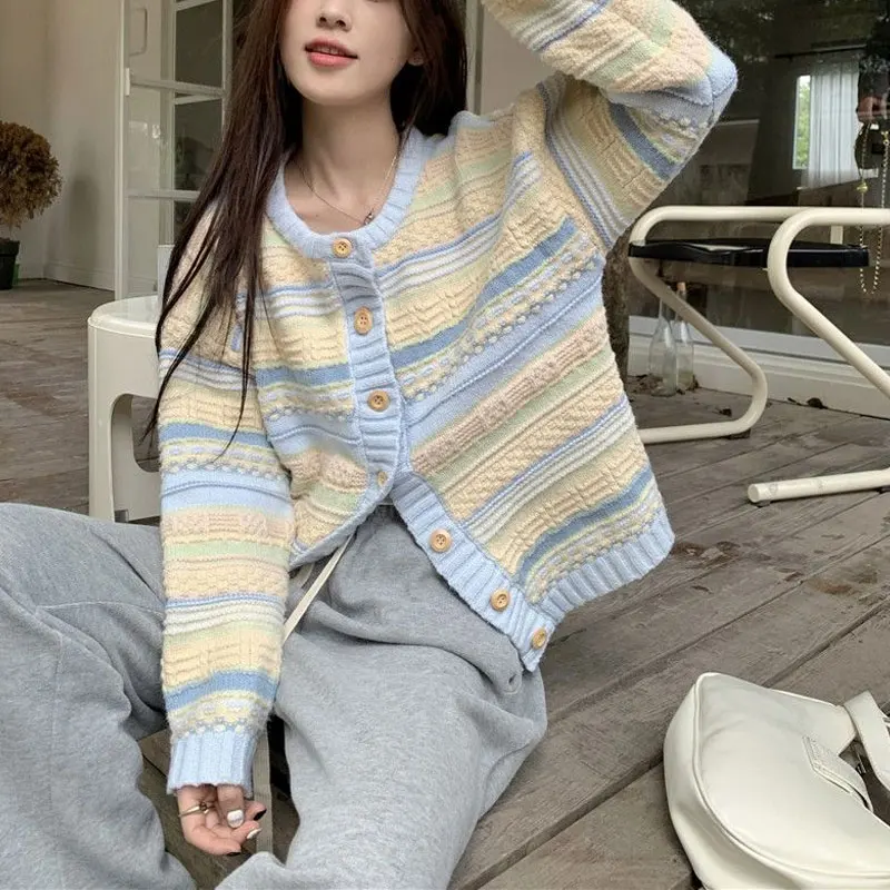 Sweater bergaris warna manis Korea pakaian wanita longgar musim gugur musim dingin pakaian rajutan berkancing sebaris leher bulat baru