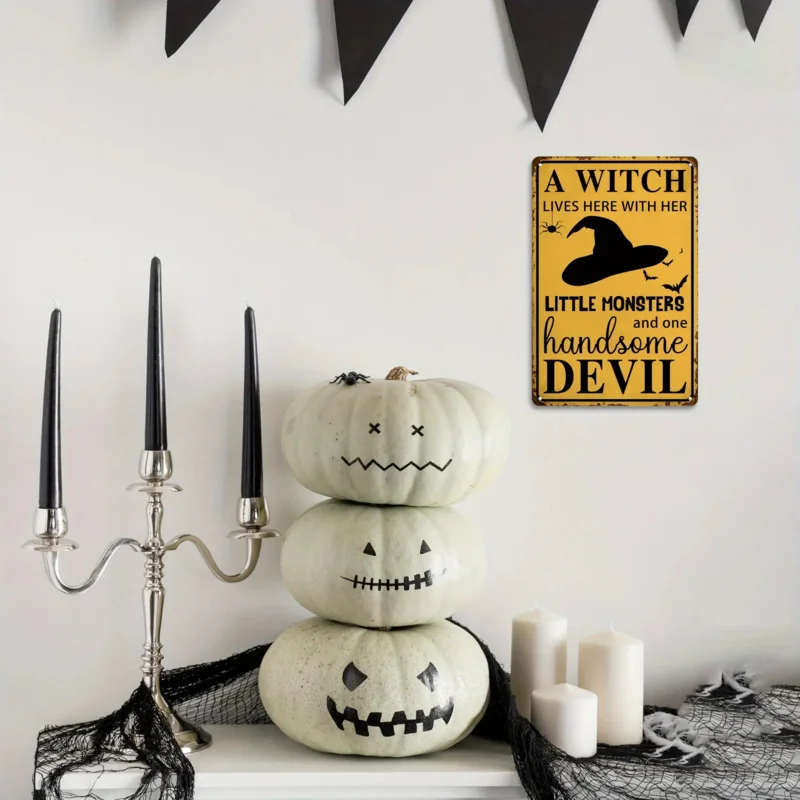يعيش هنا ساحرة فتحة مع وحوشها الصغيرة والشيطان الوسيم - لافتة القصدير الريفية للهالوين - ديكورات الحائط #6