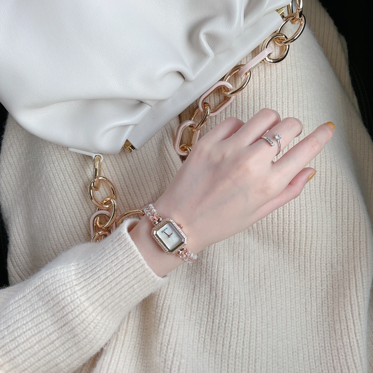 Orologio da donna con cinturino di perle squisito Orologio al quarzo da donna con diamanti pieni di moda di lusso Orologio da donna elegante e casual di lusso