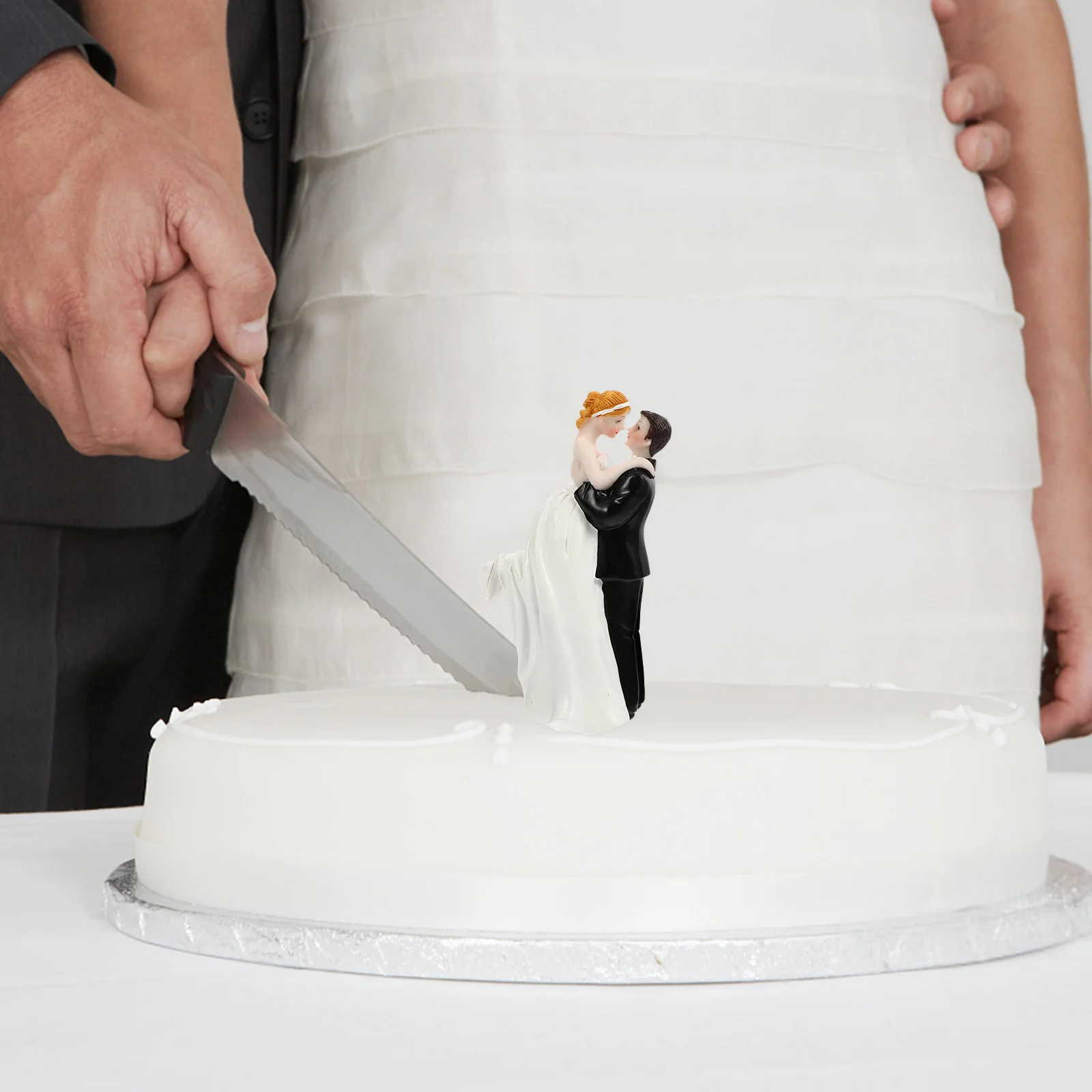 

1Pcs Wedding Cake Topper Resin Bride and Groom Ornament Vivid Lifelike Design for Party Decor Commemorative Gift Idea