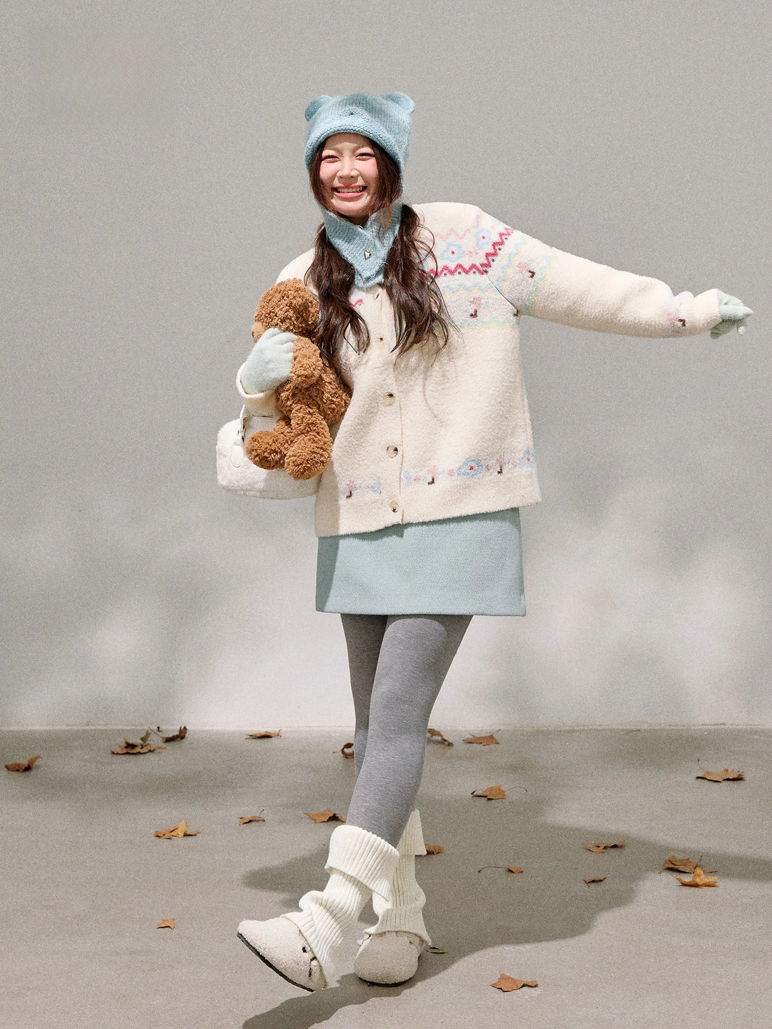 

Комплект: синий свитер и белая юбка в корейском стиле Aosphere для полных женщин, стройнящий силуэт