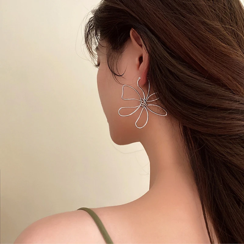 Pendientes de flores de moda para mujer, aretes de aro de líneas de Metal minimalistas, accesorios de joyería diaria para niña, regalo