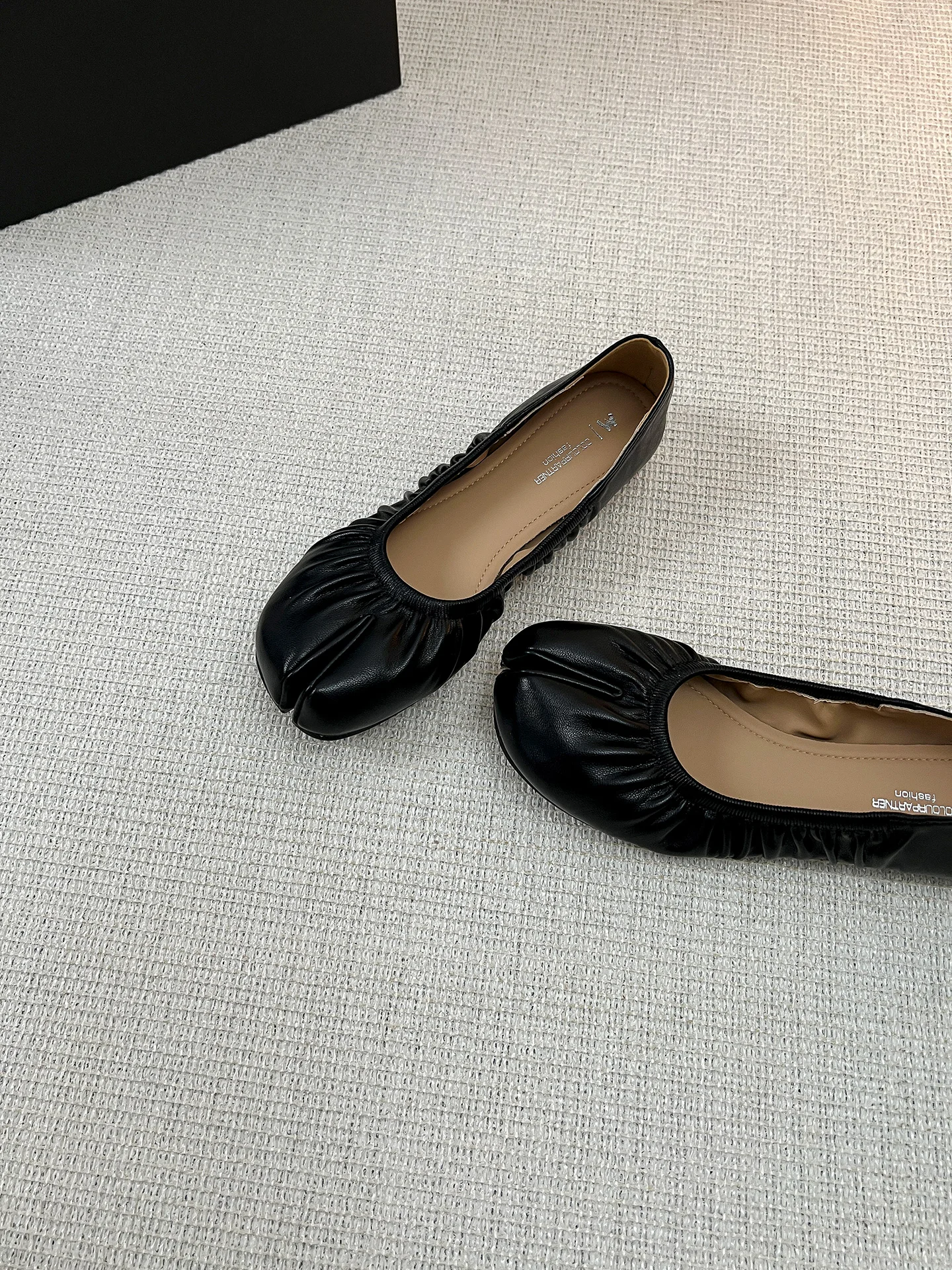 mocassini-da-donna-in-morbida-pelle-neri-slip-on-con-punta-divisa-alla-moda-estivi-casual
