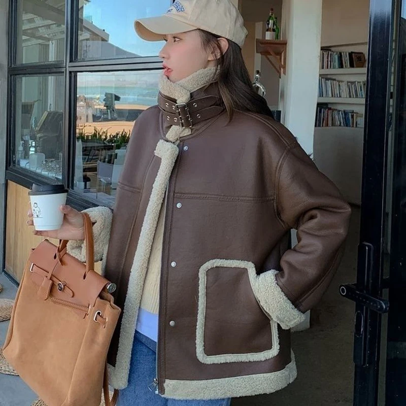 Veste Chic en laine d'agneau pour femme, vêtement d'extérieur, nouvelle mode, velours épais, fourrure chaude, une pièce, motard, veste en cuir PU, hiver 2025