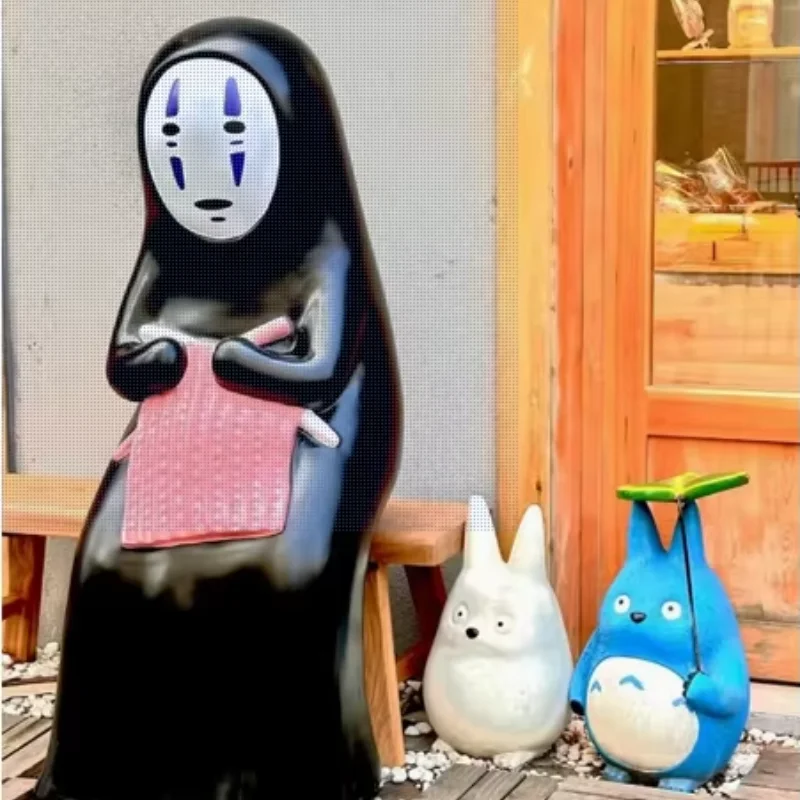 

Большая мультяшная безликая скульптура человека, украшенная входом