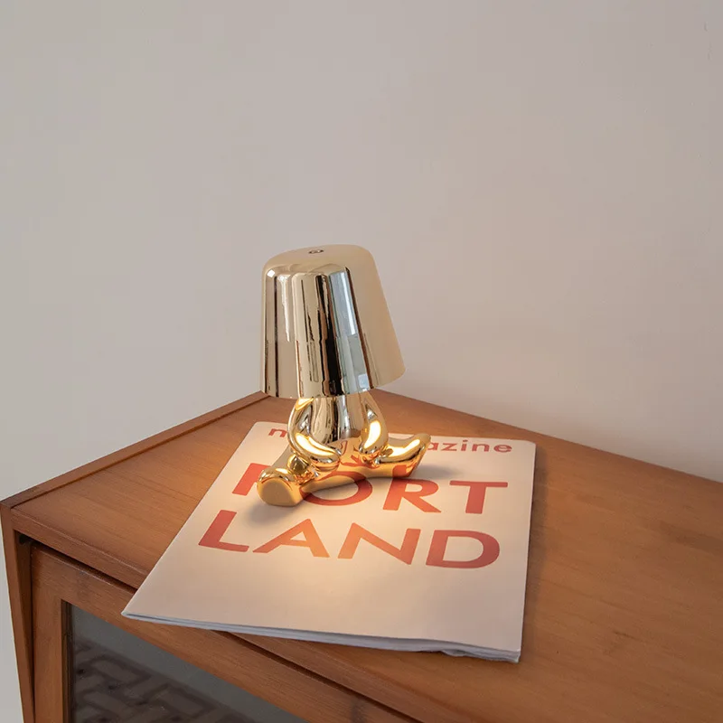 Pensatore piccola statua d'oro lampada da tavolo camera da letto ricarica piccola lampada da notte italia Ins decorazione lampada da tavolo