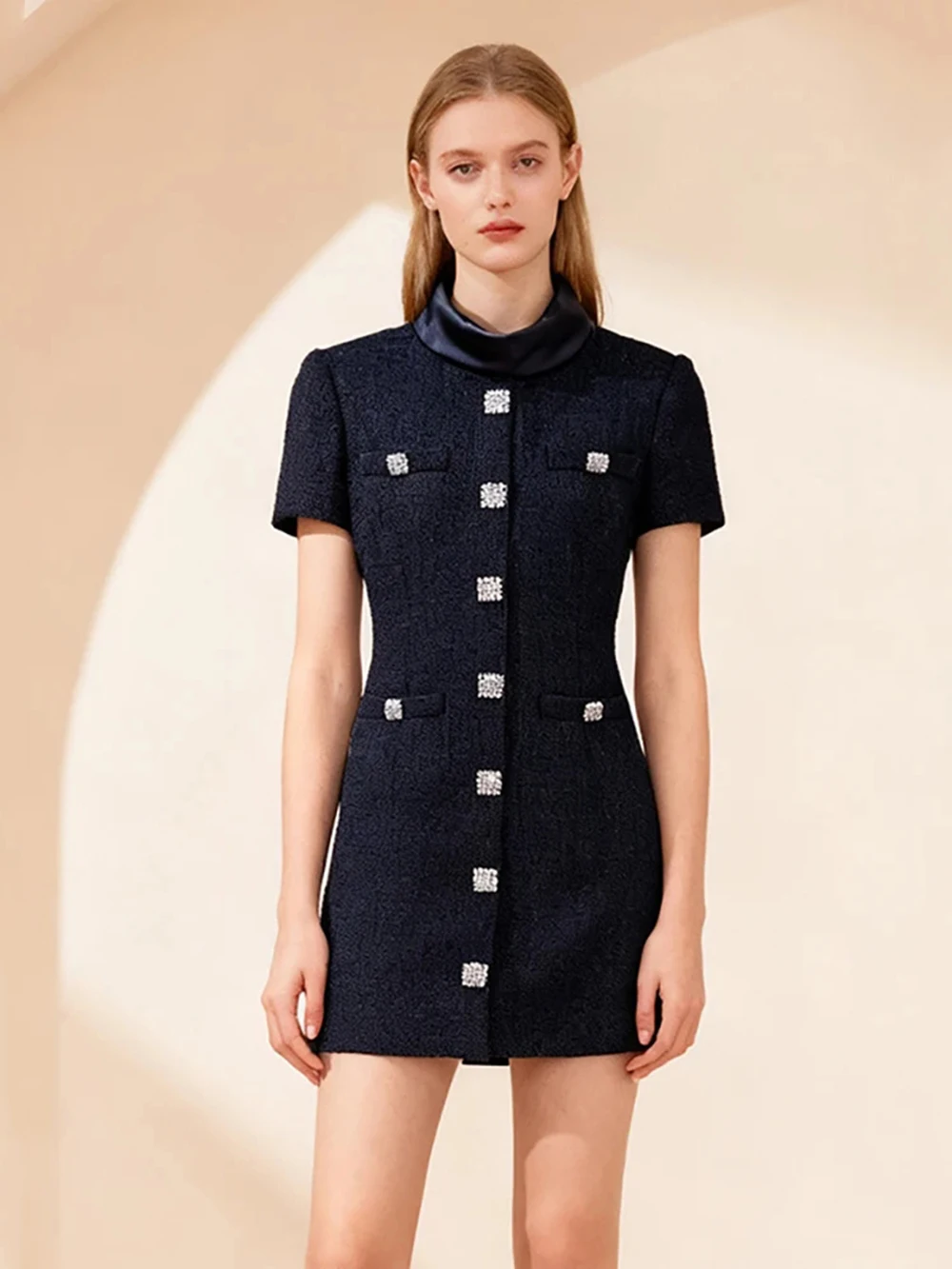 

Модное платье в стиле Сяосян, короткое, с коротким рукавом, на одной пуговице, с завышенной талией, приталенное, коллекция 2026 года