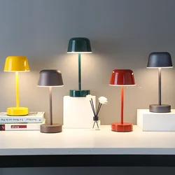 Lámpara de mesa moderna de seta de Metal, luces de mesa de diseño artístico para habitación de niños, accesorios de iluminación portátiles minimalistas bonitos, lámpara de mesita de noche