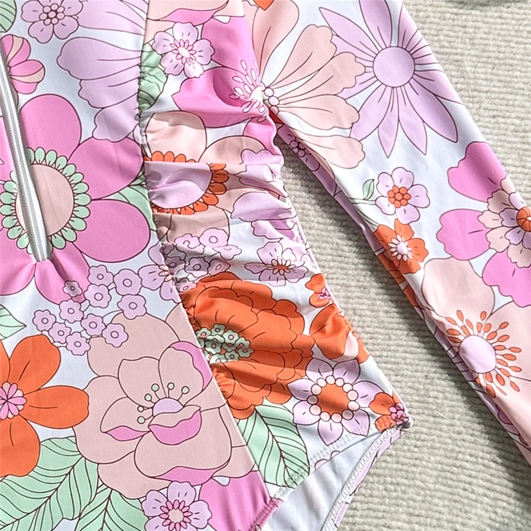 Blumenmuster, langärmelig, einteiliger Badeanzug für Damen, mit Reißverschluss, geraffter Schnitt, Badebekleidung, Badeanzug, Modell V7973. – Detail 10