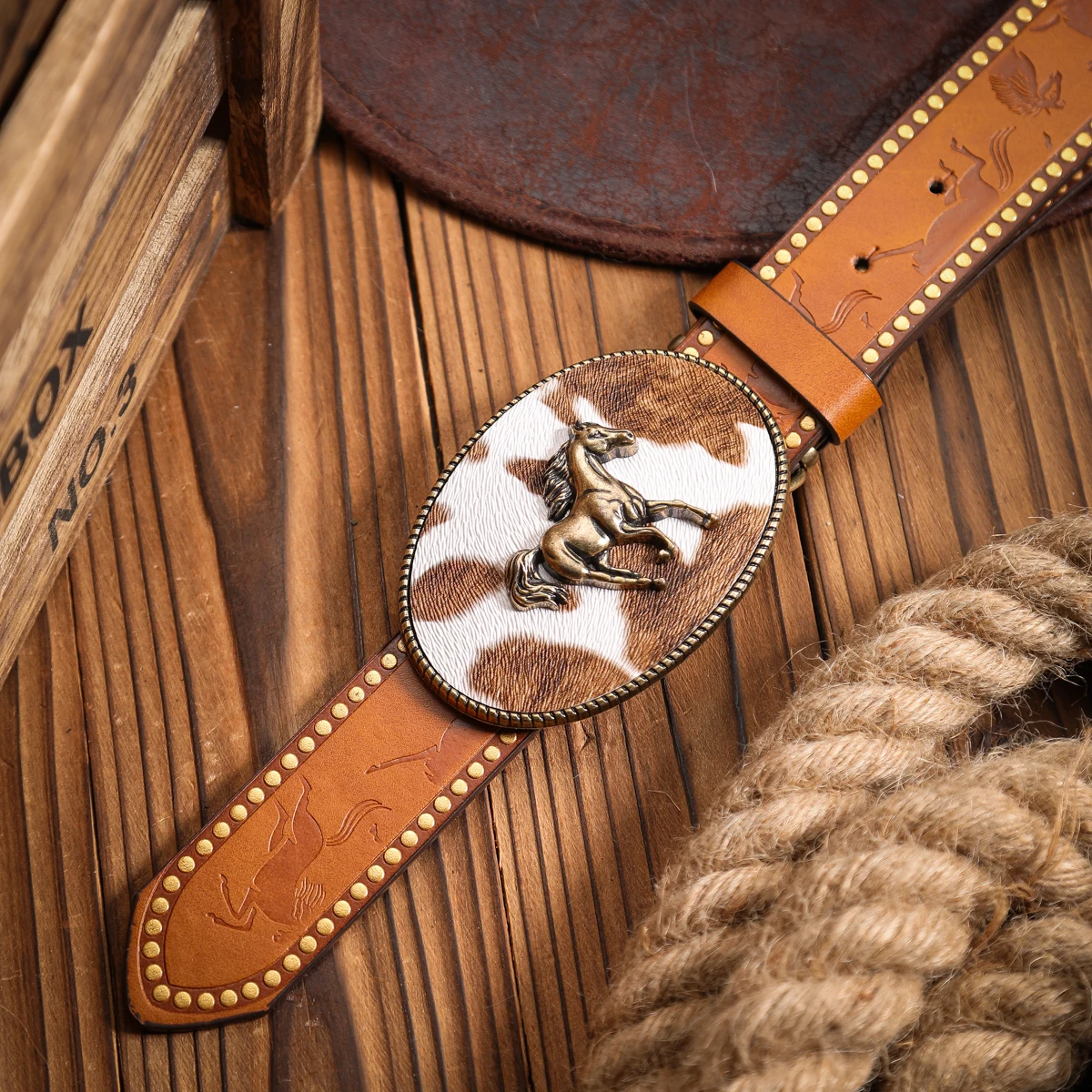 Ein PU-Ledergürtel im Western-Stil für Damen und Herren, ein klassischer und lässiger Retro-Gürtel. – Detail 6