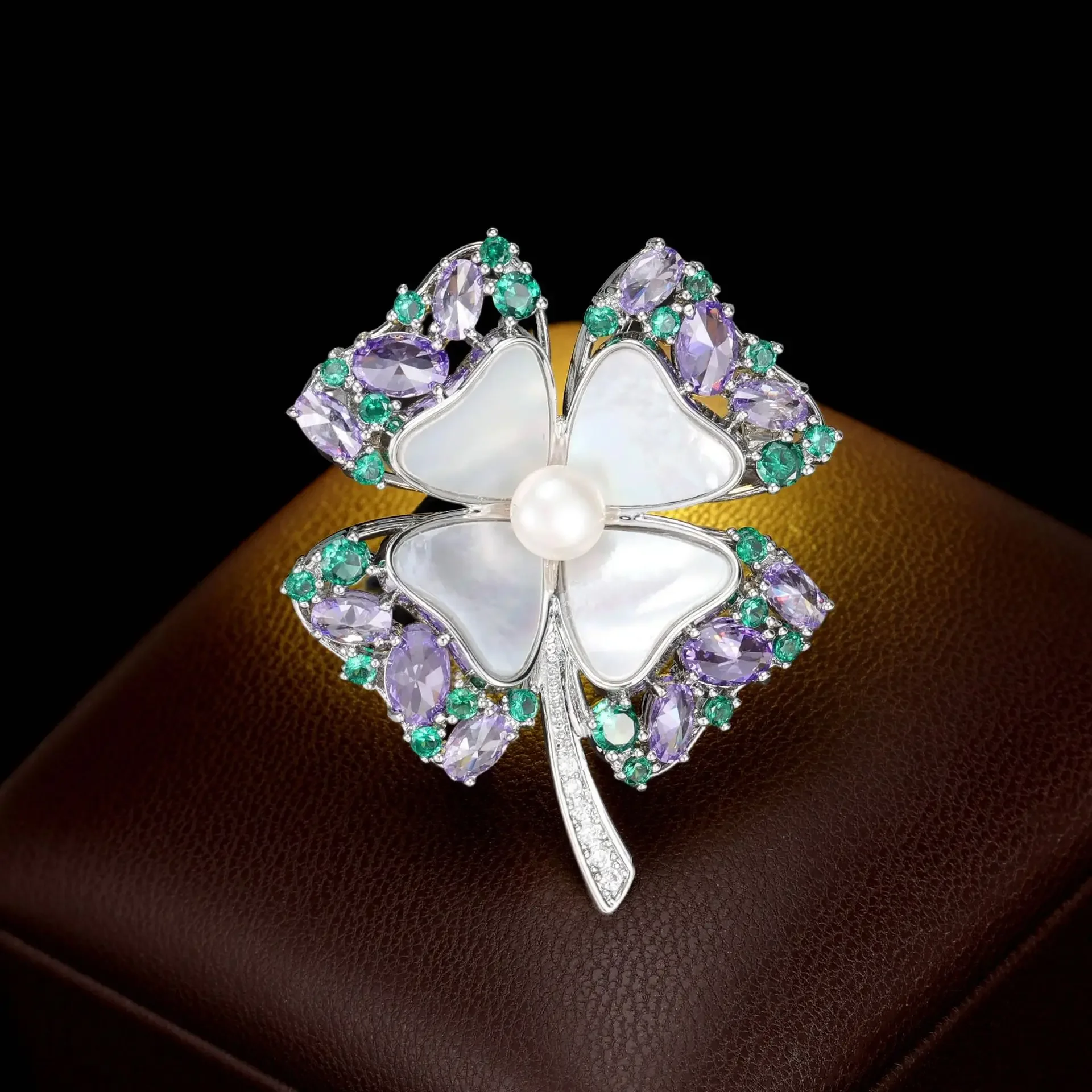 

A high-end and elegant mother-of-pearl brooch with a light luxury design and a fashionable accessory