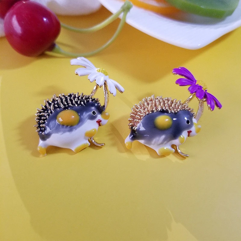 Creative Cute Enamel Painted Daisy Hedgehog Brooch Animal Pin Badge For Women Clothing Fashion Jewelry Accessories Party Gift