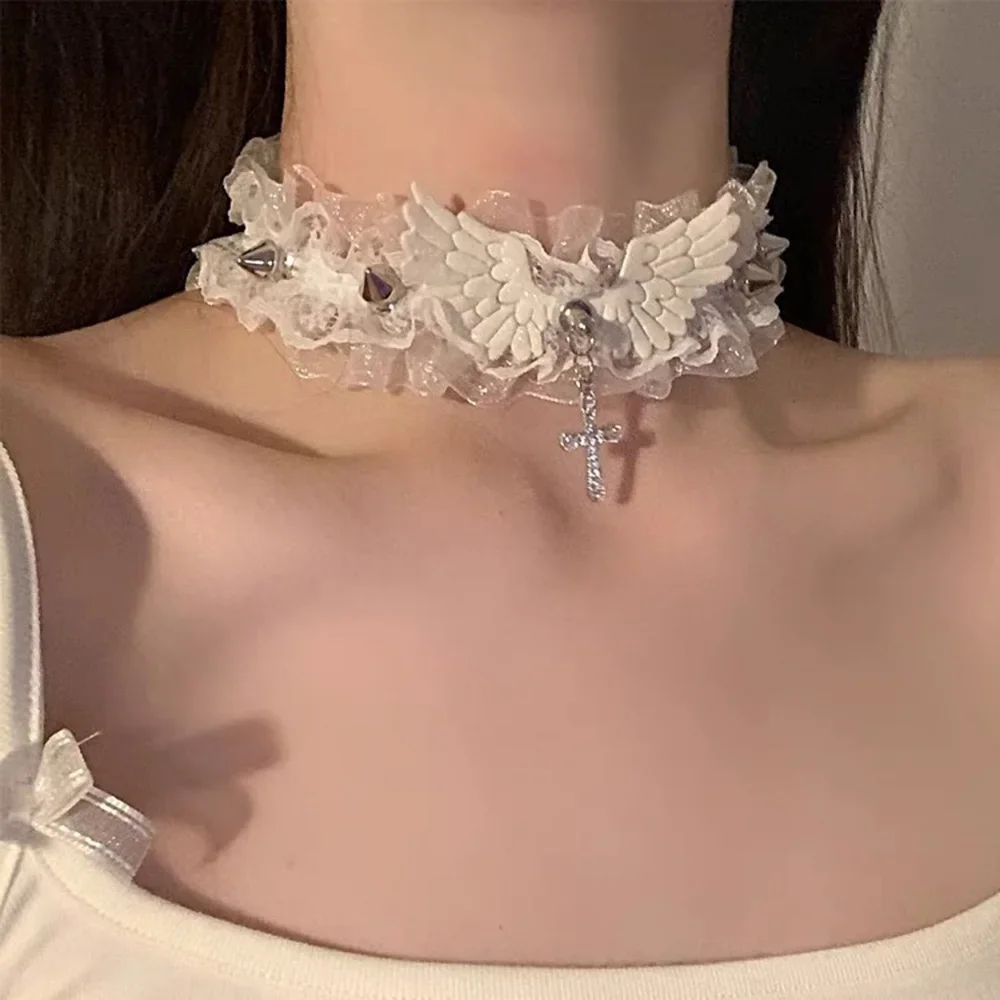 Seksowny czarno-biały koronkowy naszyjnik Lolita Choker Goth Crystal Cross Pendant Angel Wings Rivet Naszyjnik dla kobiet Charm Party Biżuteria Prezent