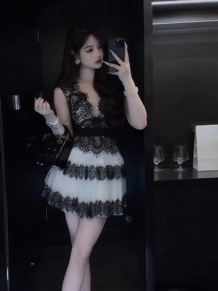 2023 sommer Elegante Gestickte Spitze Kontrast Mini Kleid Frauen Sexy Backless V-ausschnitt Aushöhlen Ärmelloses Schlank Party Kleid