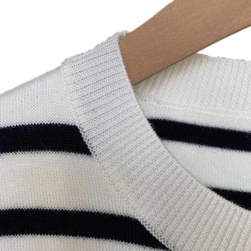 New 2024 High Quality Women Sweater Wool Striped Cropped Pullover 3D Relief Jacquard O-Neck Sweet Chic Stunning Fashionable LW