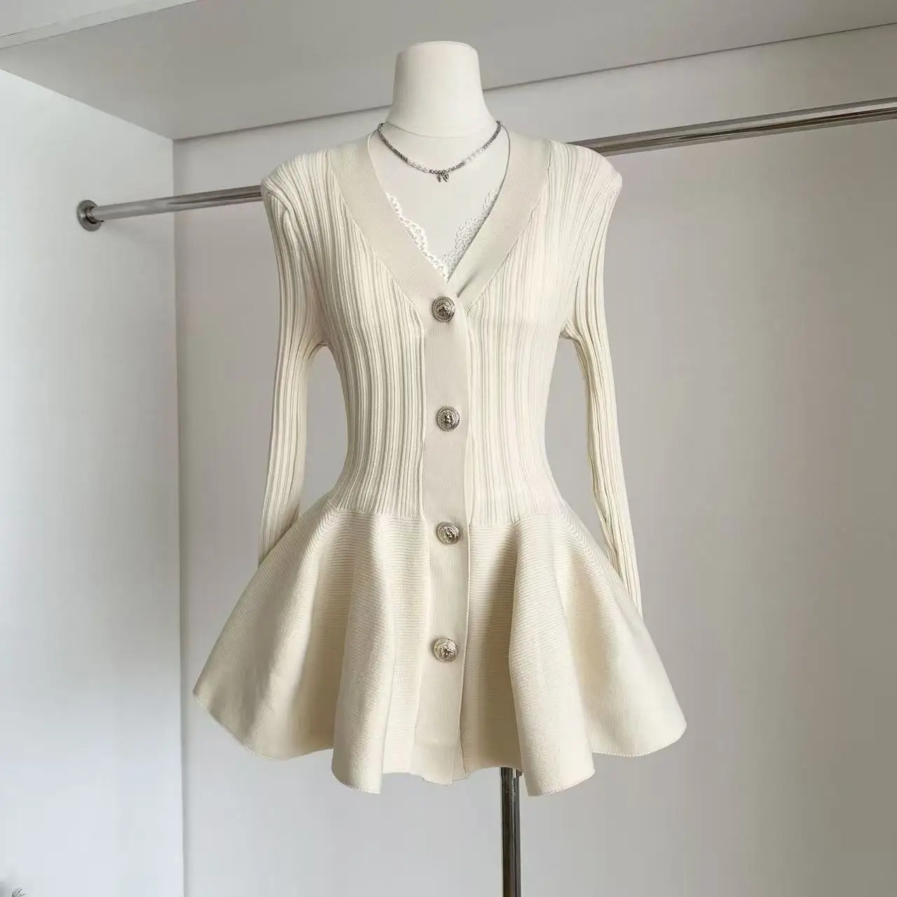 

2025 New V-neck Dress, Fluffy Skirt, Niche Design, Knitted Flower Bud Skirt