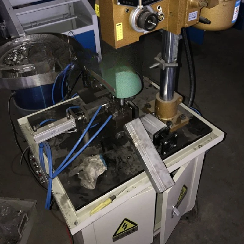 Vibrating disc fully automatic feeding double head tapping machine Mechanical multi head automatic tapping machine