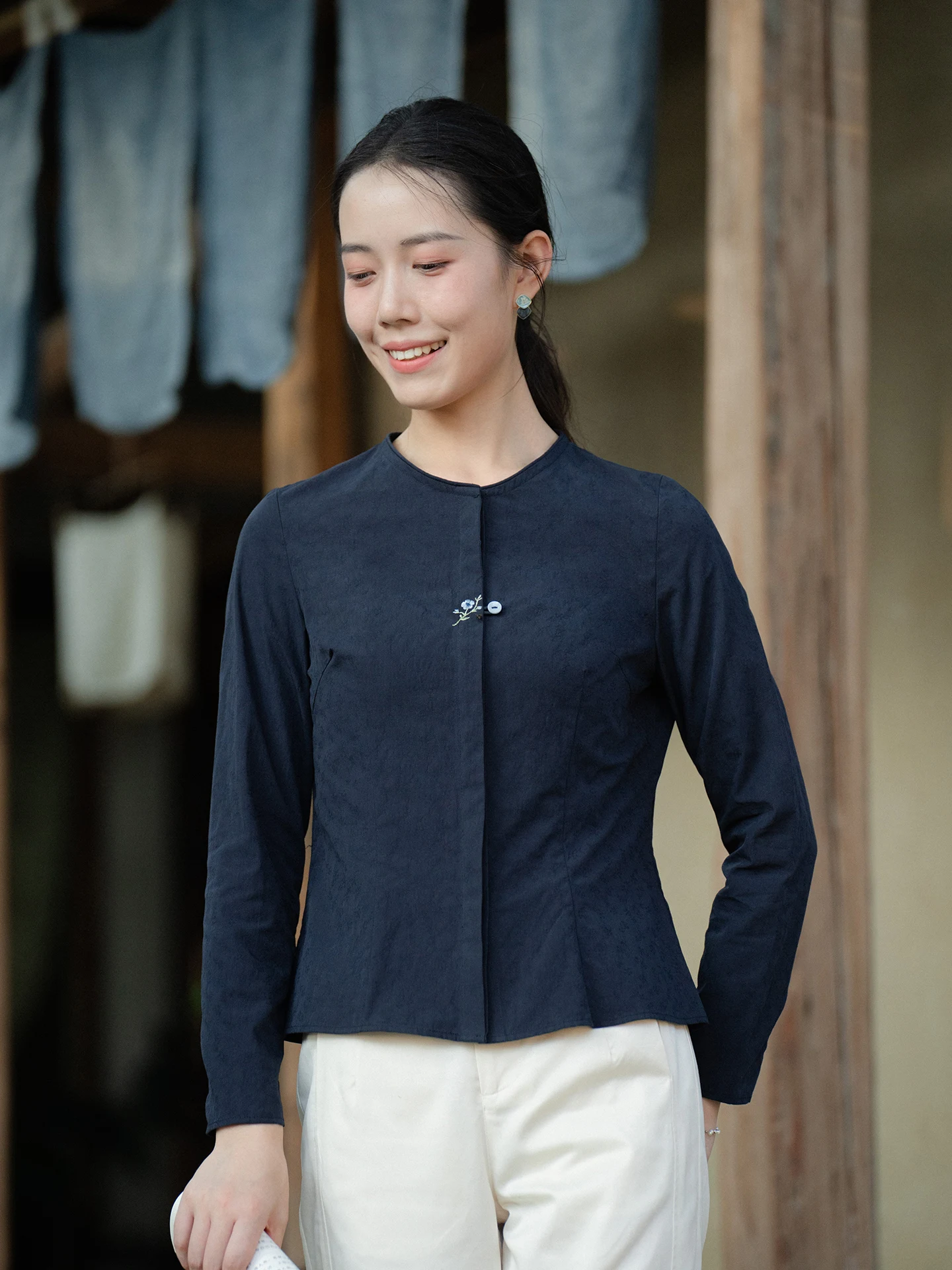 

Женская хлопковая рубашка с длинным рукавом, художественным дизайном, вышитым цветочным узором, приталенного кроя, универсальная, дышащая, комфортная, весенняя.