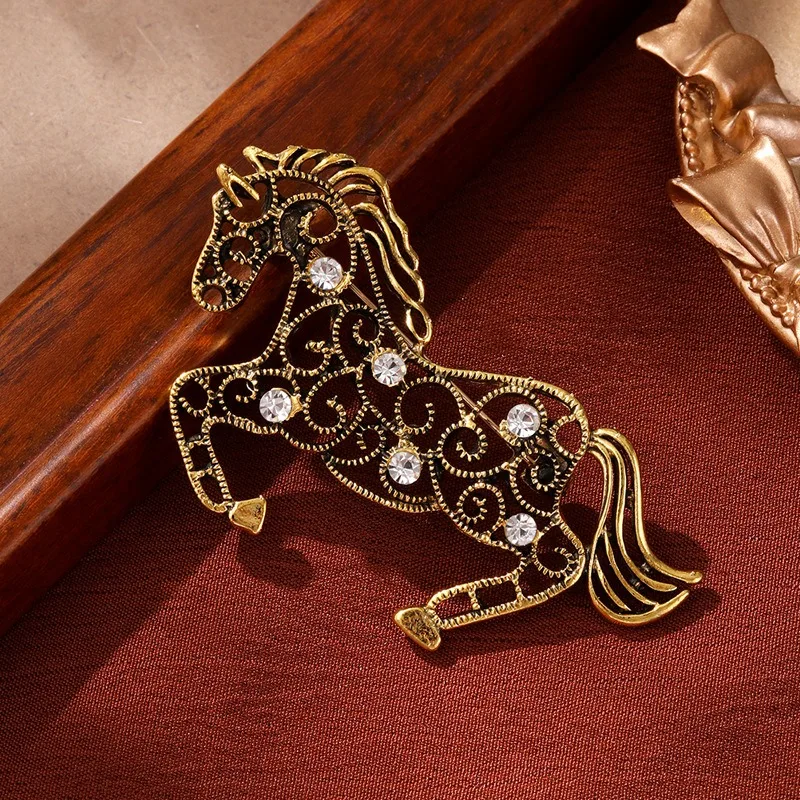 Vintage Hollow-Out Galloping Horse Crystal Badges Brooch Classic Exquisite Clothing Coat Party Pin Jewelry For Lady Gifts