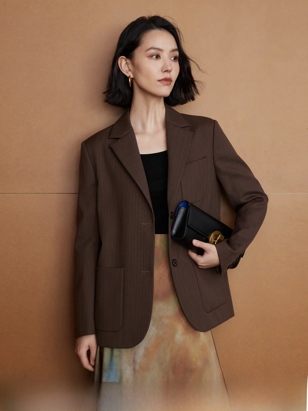 

Женский шерстяной костюм Zhimai Rihua: пиджак с двумя пуговицами, круглым подолом, нашивкой и полосатым дизайном в тон, для деловых встреч, с длинными рукавами