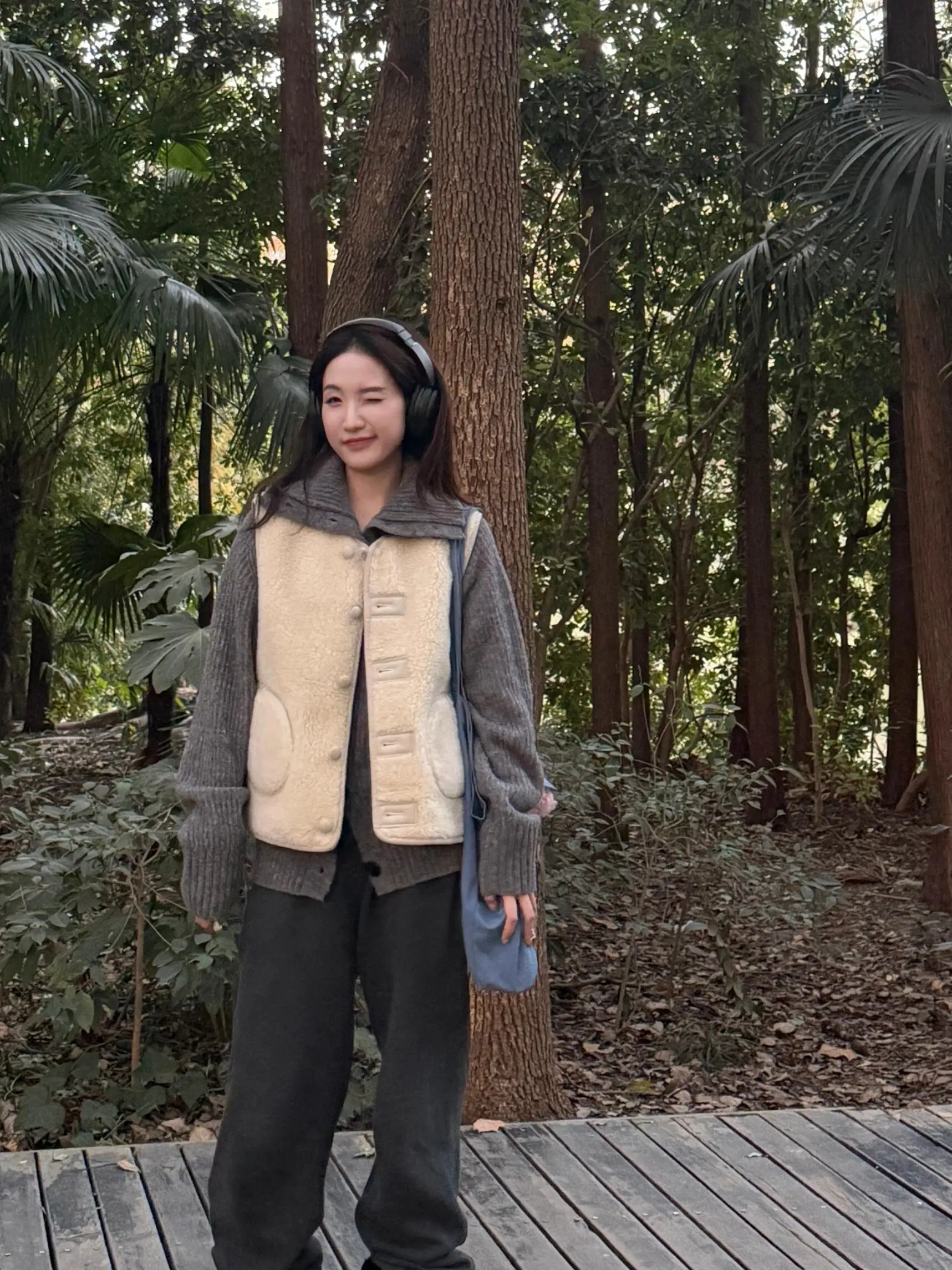 

Корейский пушистый жилет из овечьей шерсти для женщин, осенне-зимний, стройнящий, омолаживающий, в стиле ретро, для повседневной носки, теплый, элегантный