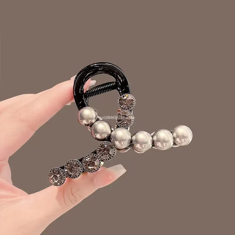 Pearl Hair Claw Woman Elegant Shark Clip Simple Ponytail Fixed Hairpin Claw Clip Fashion Hollow Out Hair Clip Akcesoria do włosów — zdjęcie 5