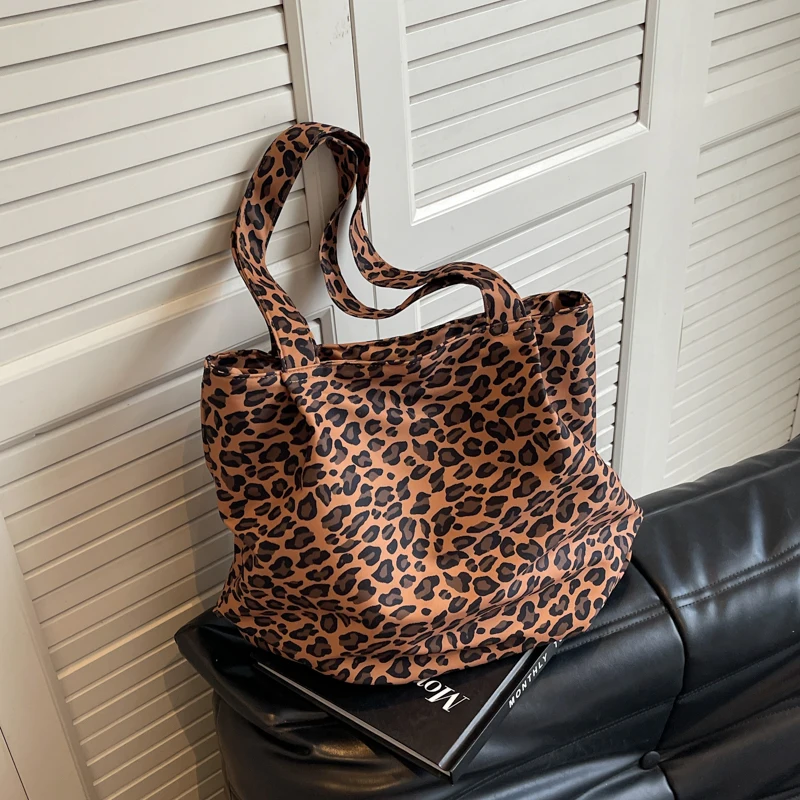 Leopard Canvas Tote Bag Women\'s Large Capacity Bag 2024 New Trendy Handheld Commuter Bag Versatile One Shoulder Mommy Bag