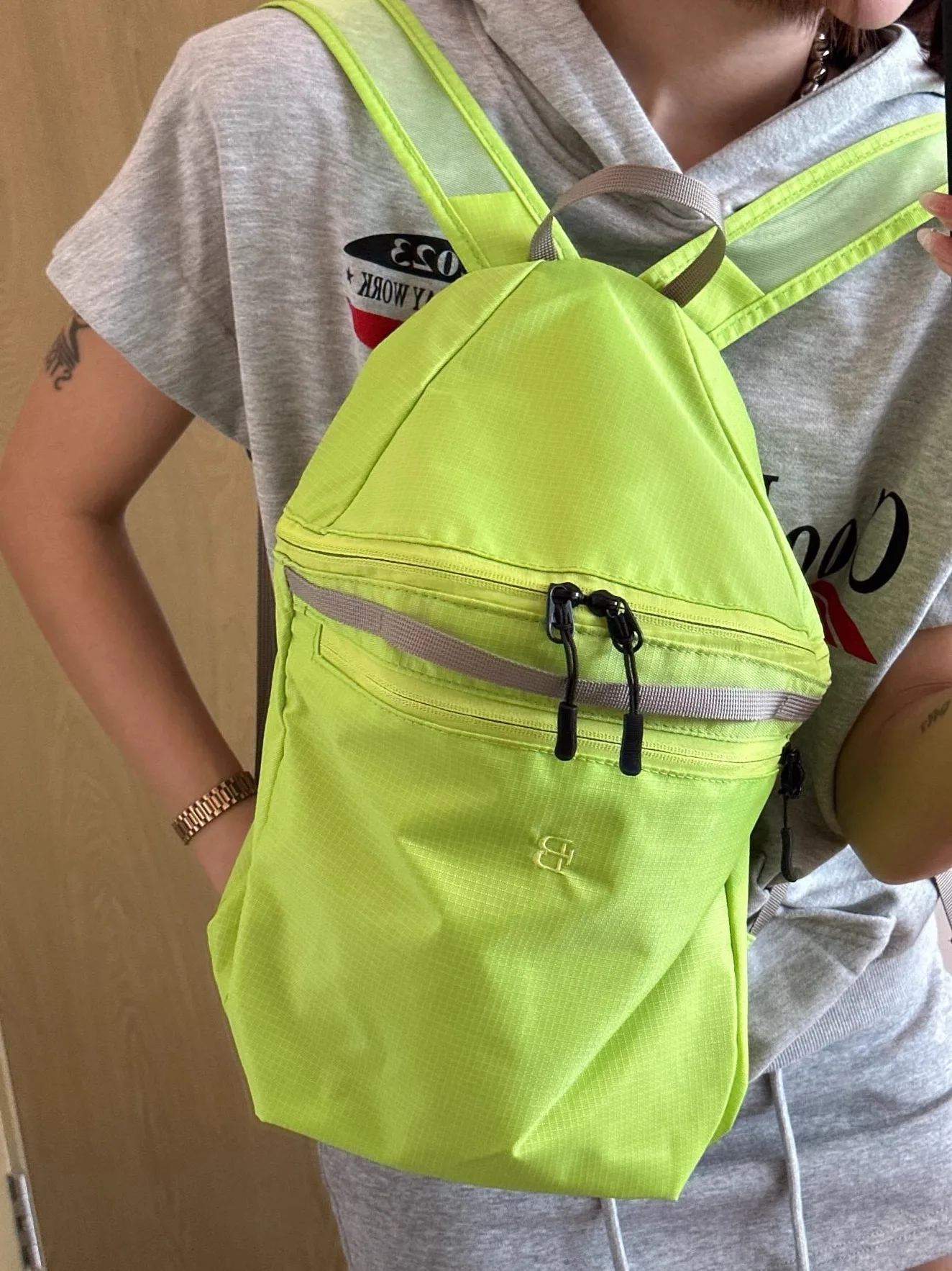 

Новый женский рюкзак для путешествий 2026 года, большой вместимости, спортивный, с ручкой и плечевым ремнем, из мягкого нейлона, в городском стиле, на молнии