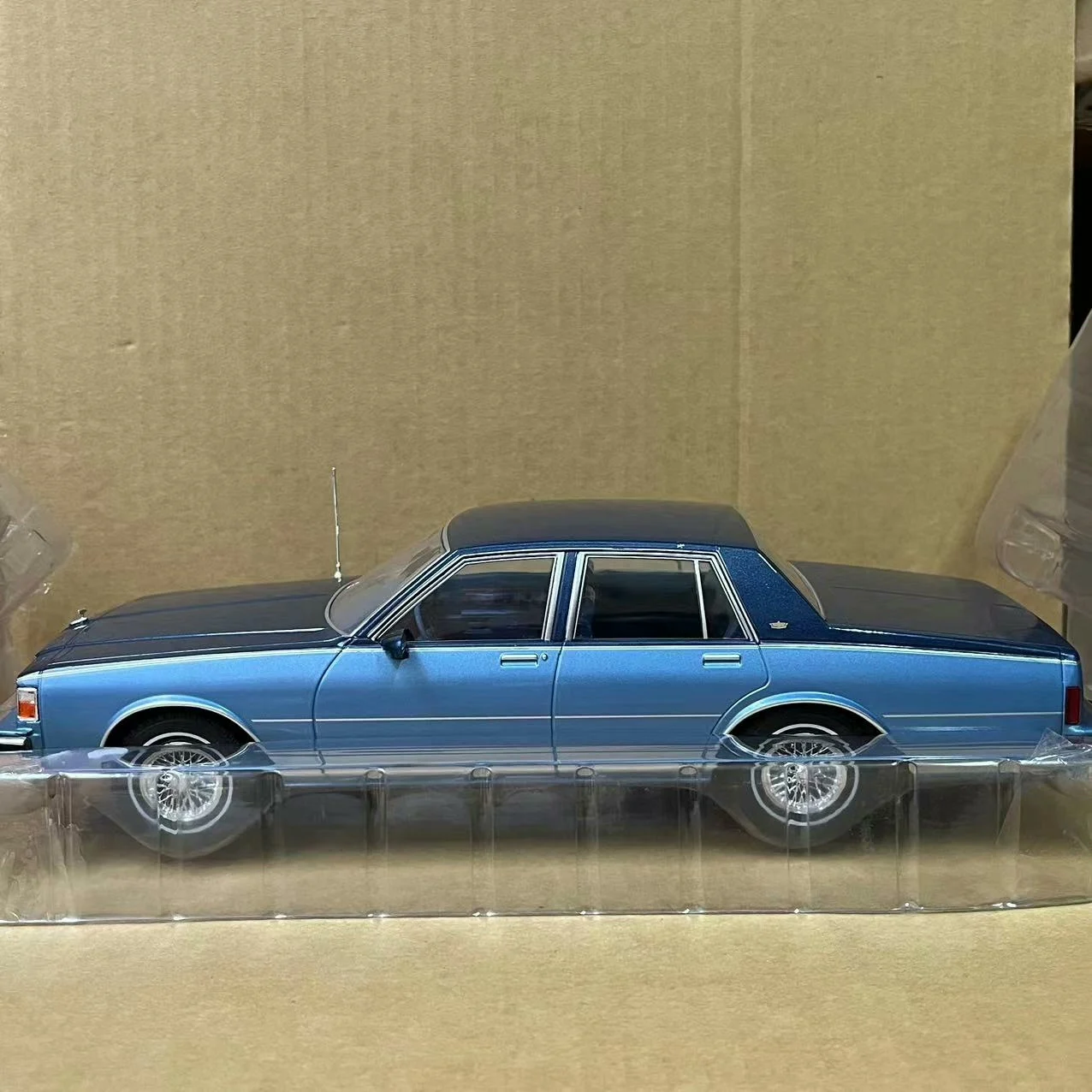 

Flaws Diecast MCG 1:18 Scale CHEVROLET CAPRICE Alloy Car Model Collectible Toy Gift Souvenir Display Ornament