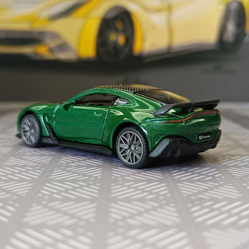 1:64 simulation Aston Martin V12 alloy supercar model rich in details, finely crafted, good quality suitable for collection