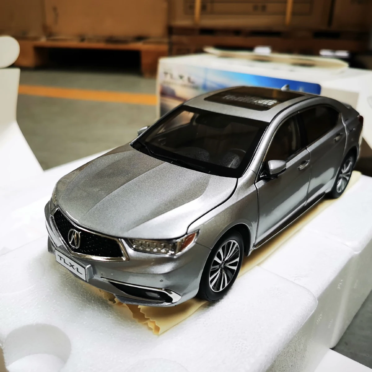 1:18 Scale Acura Tlxl Alloy Static Classic Coupe Car Model Die Cast Gift Hobby Metal Vehicle Gift Collection Ornaments Souvenir