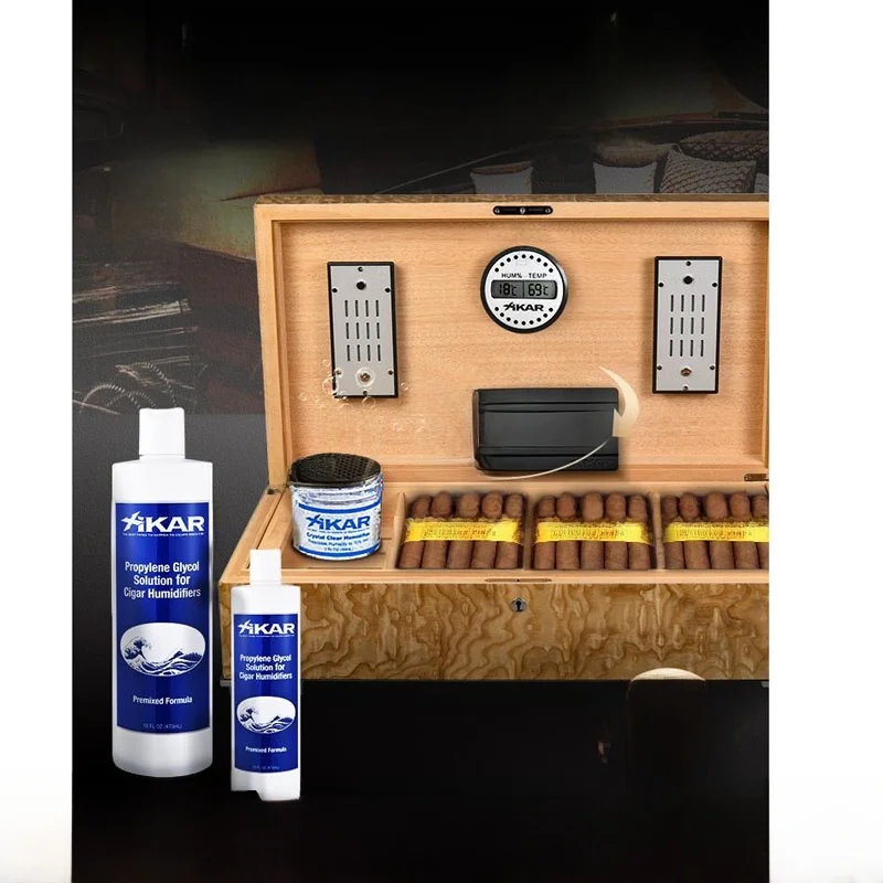 

Аксессуары для увлажнения сигар Xikar: термометр для контроля влажности, увлажняющая жидкость, вентилятор — незаменимые принадлежности для курения.