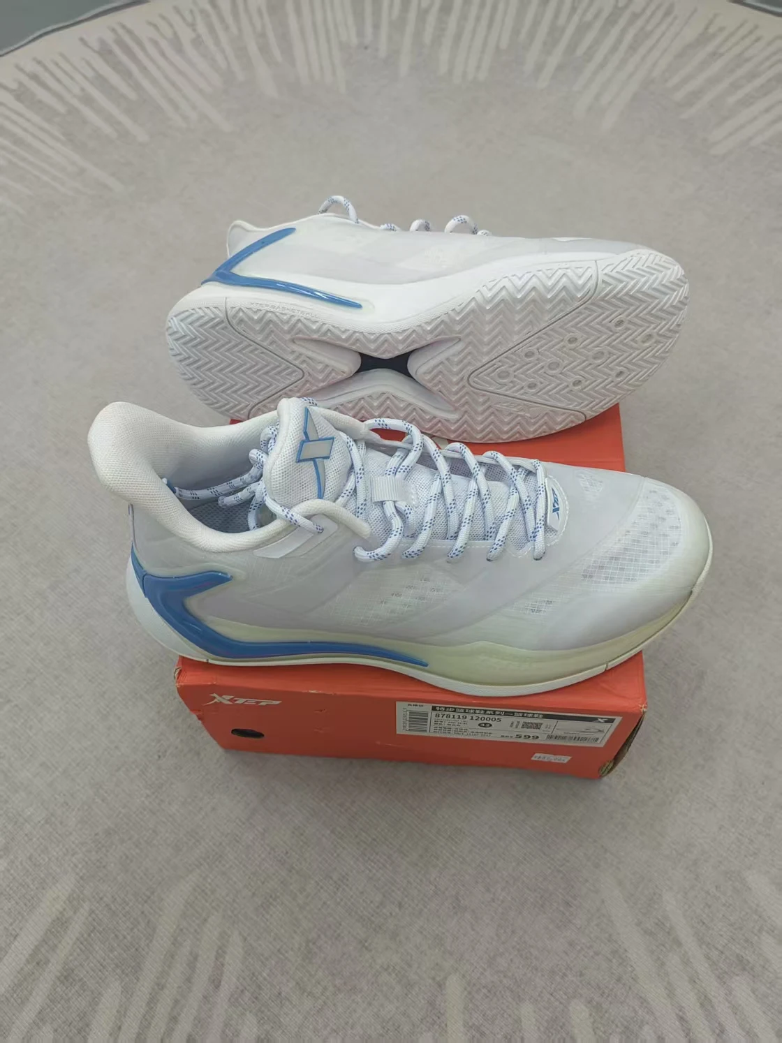 

XTEP мужские спортивные кроссовки Baskeall oes, дышащие, легкие, o-поглощающие, прочные, спортивные кроссовки средней высоты, впитывающие пот, стабильные