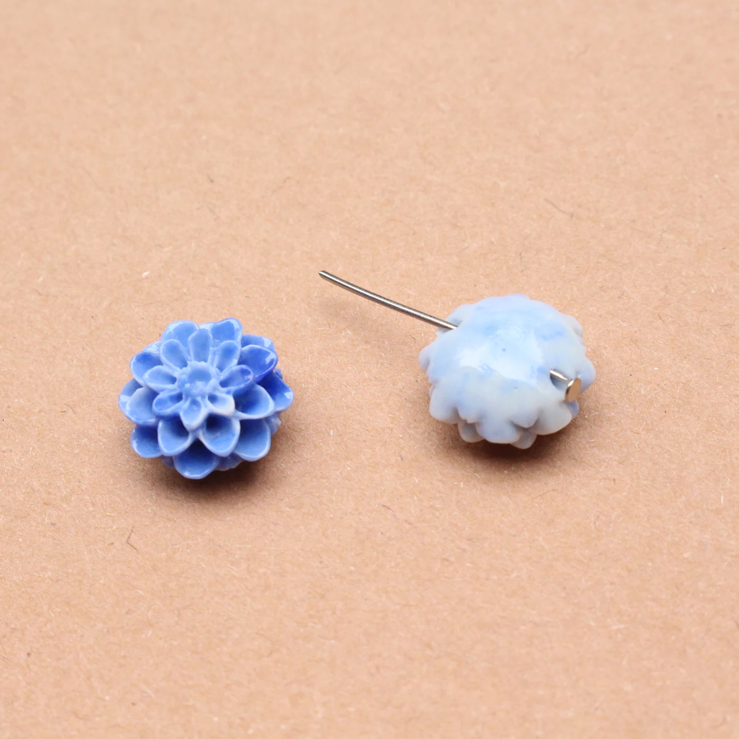 15 mm geschnitzte Gänseblümchen-Blumenperlen, künstliche Korallenperlen für die Herstellung von Schmuck, Armbändern und Halsketten. Rot-Beige-DIY-Handwerk, loses Zubehör – Detail 9